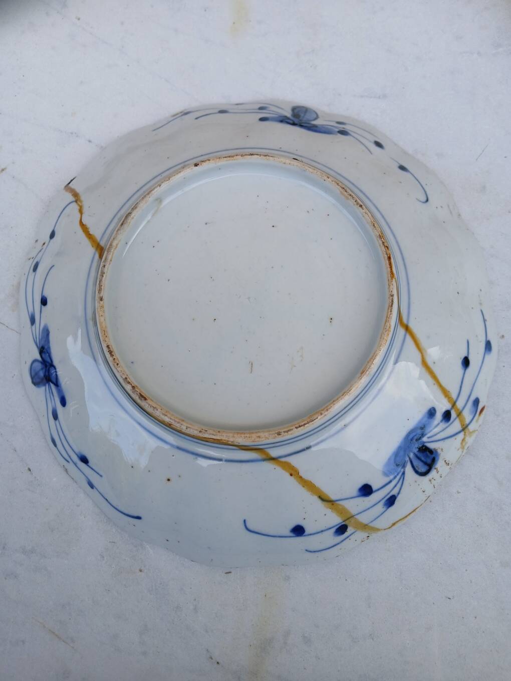 Set of 3 Imari plates - Japanese porcelain - fish decoration
