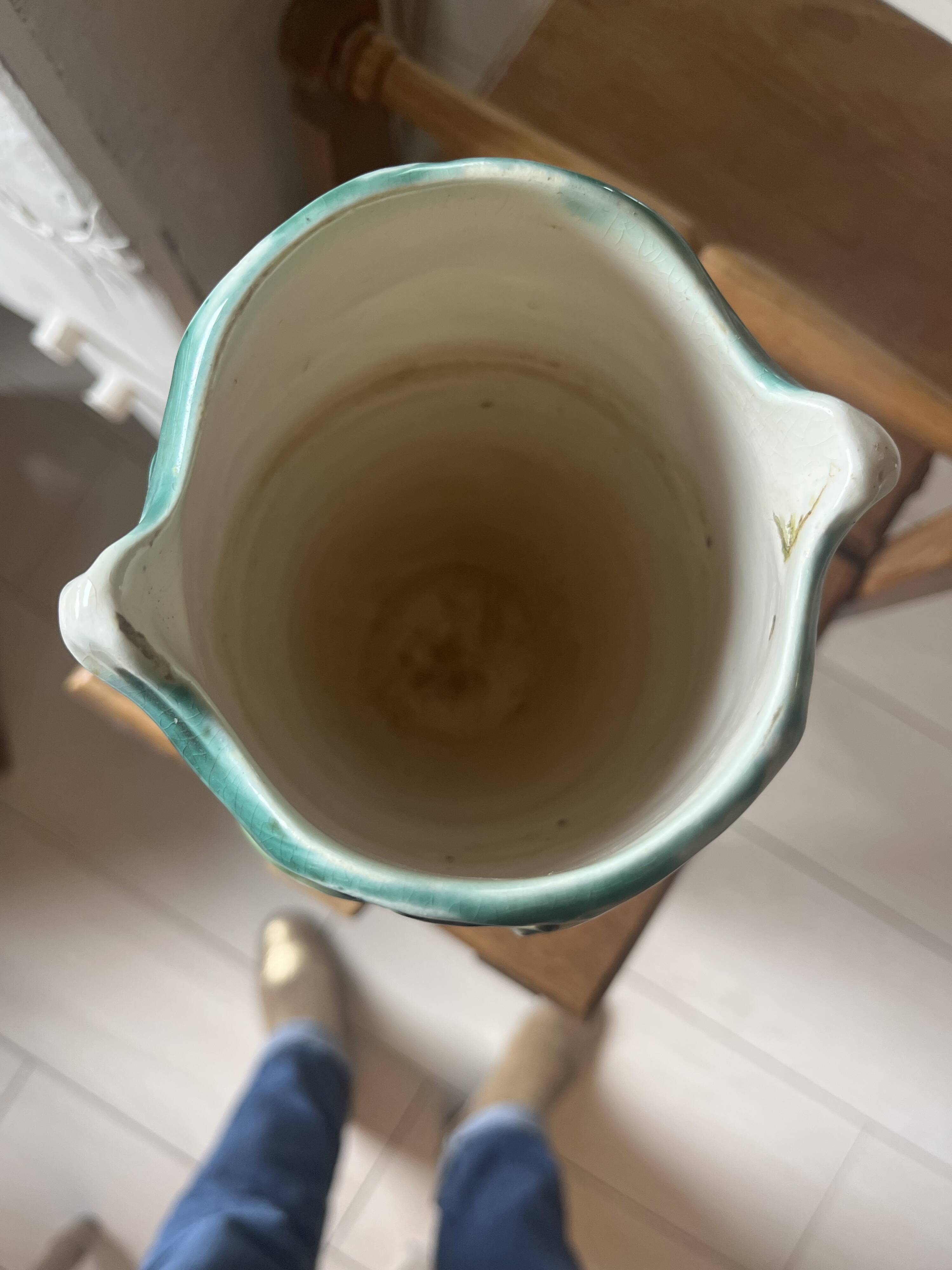 Vase art déco en barbotine signé A.G de Bruyn