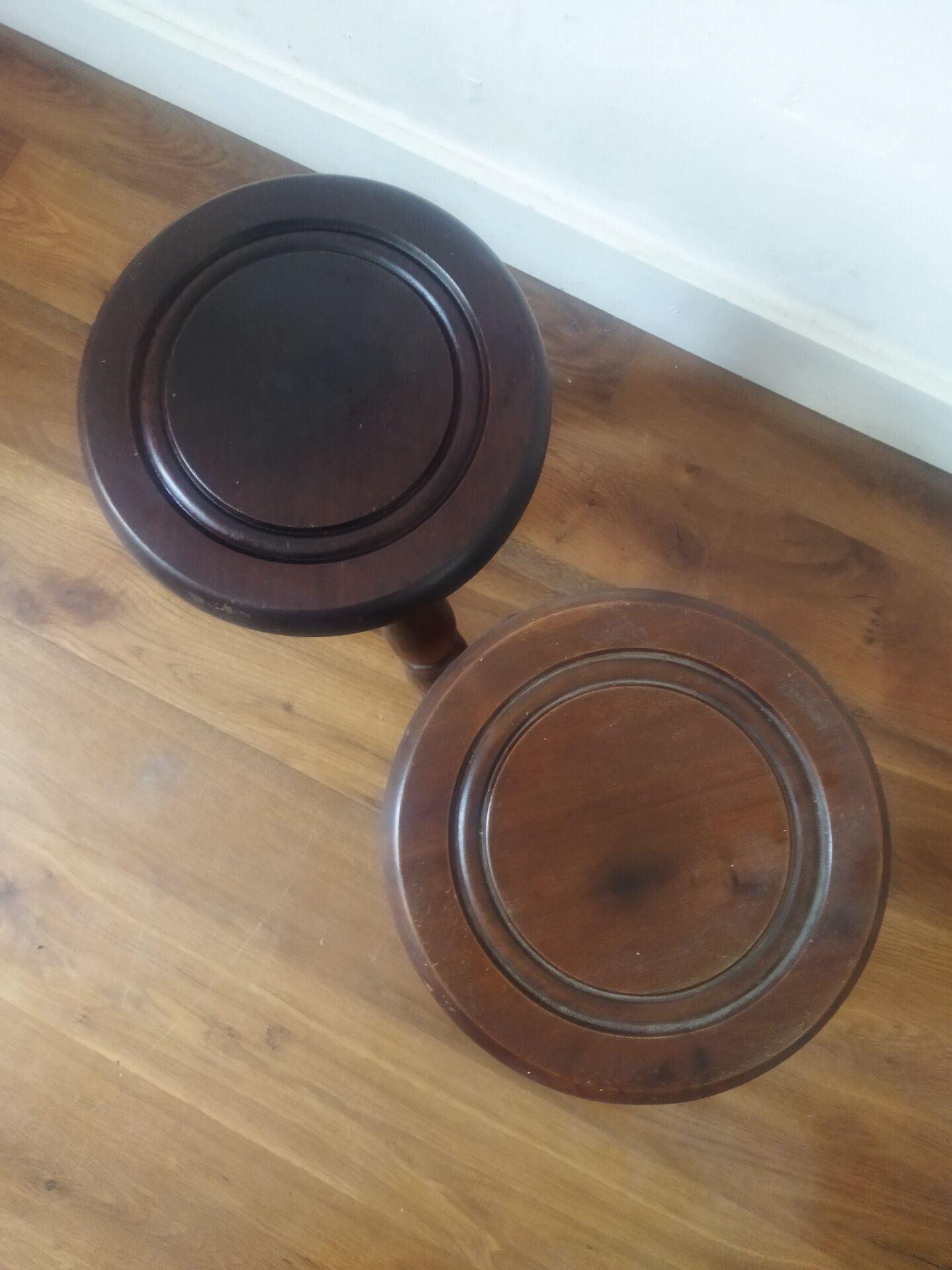 2 round tripod stools