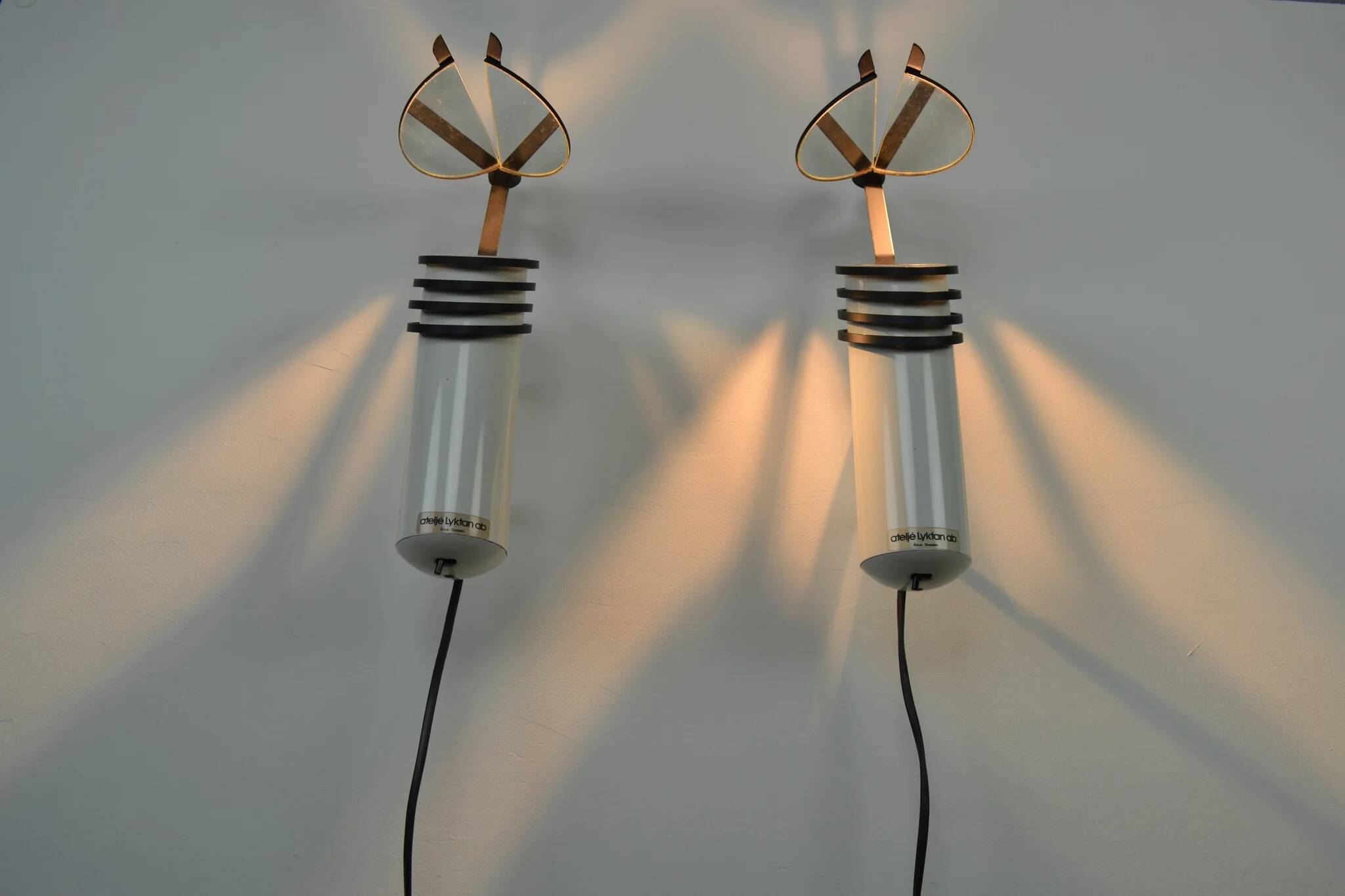 A pair of white “Skarabé” wall lamps by Stig Ahlström and Clas Kock for Ateljé Lyktan, Sweden, 1980s