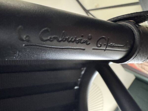 Fauteuil, chaise longue en peau Noire modèle LC4 Le Corbusier