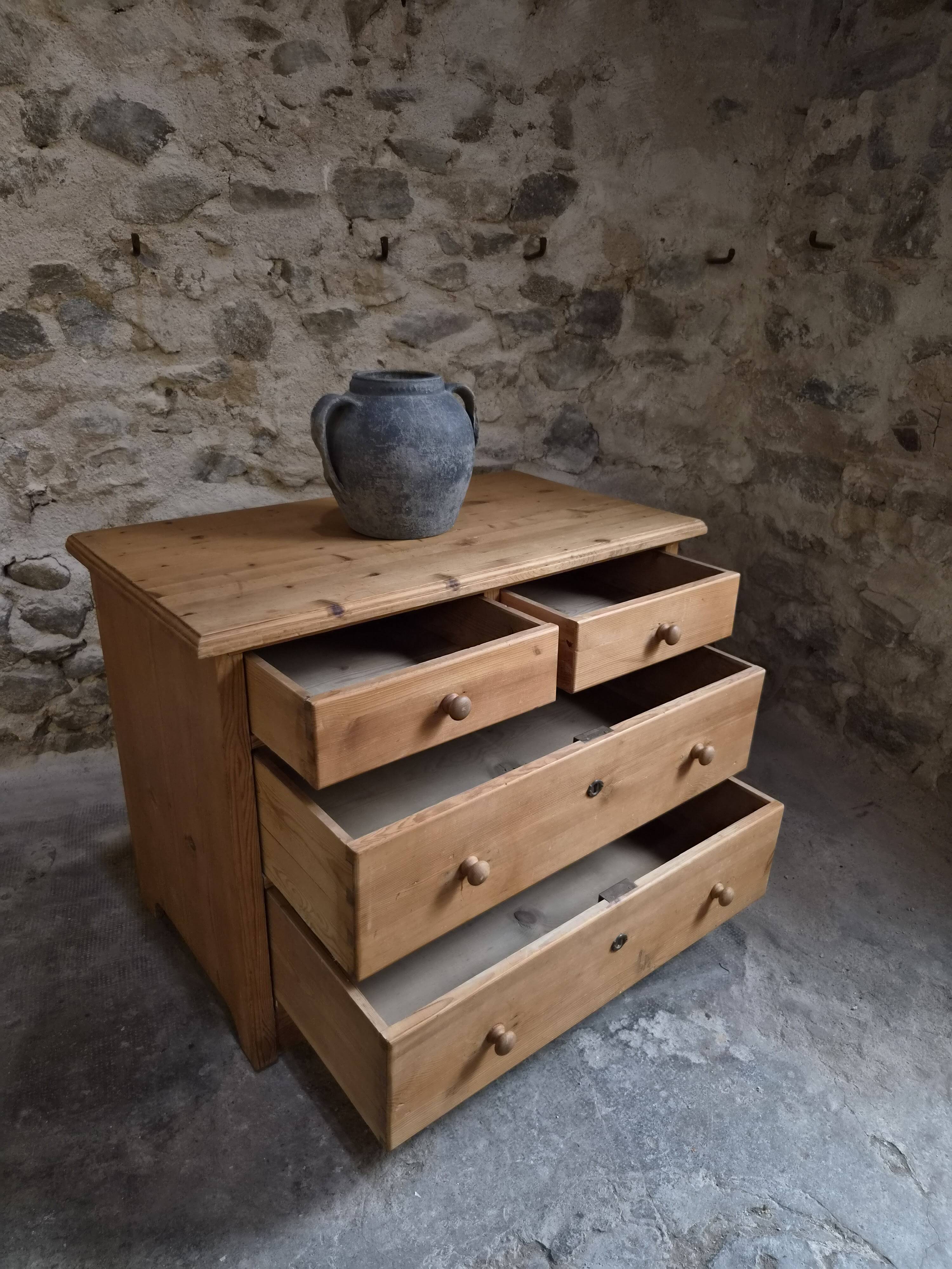 Commode ancienne rustique en pin, 4 tiroirs, vers 1880–1920
