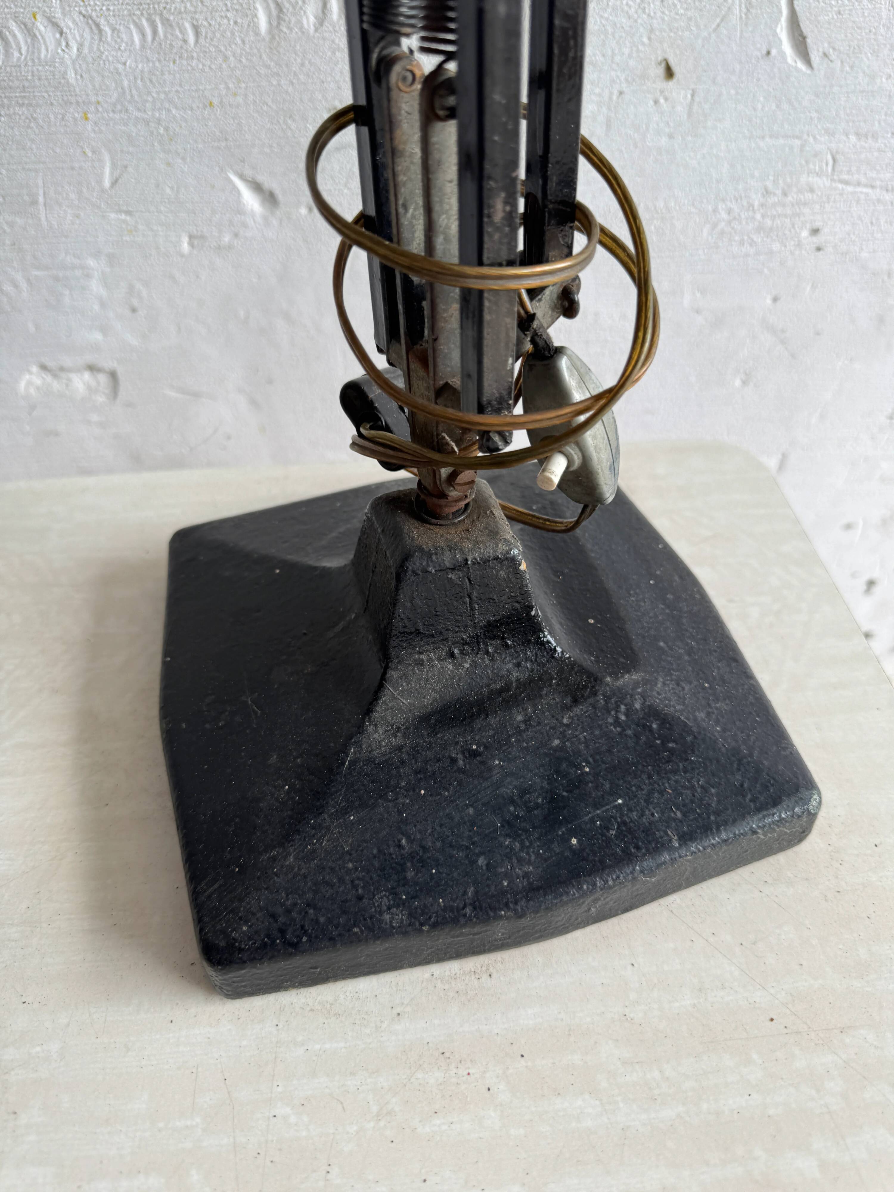 Lampe de bureau articulée de style industriel vintage en métal noir avec base en fonte et bras réglable