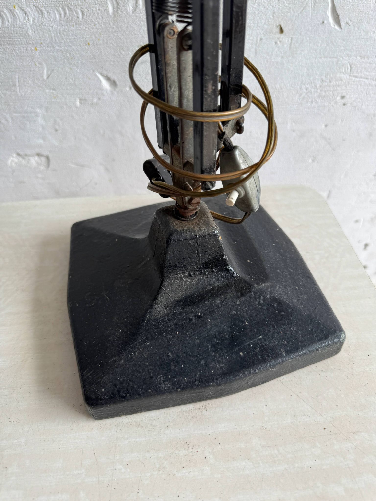 Vintage industrial articulated desk lamp in black metal with cast-iron base, adjustable arm