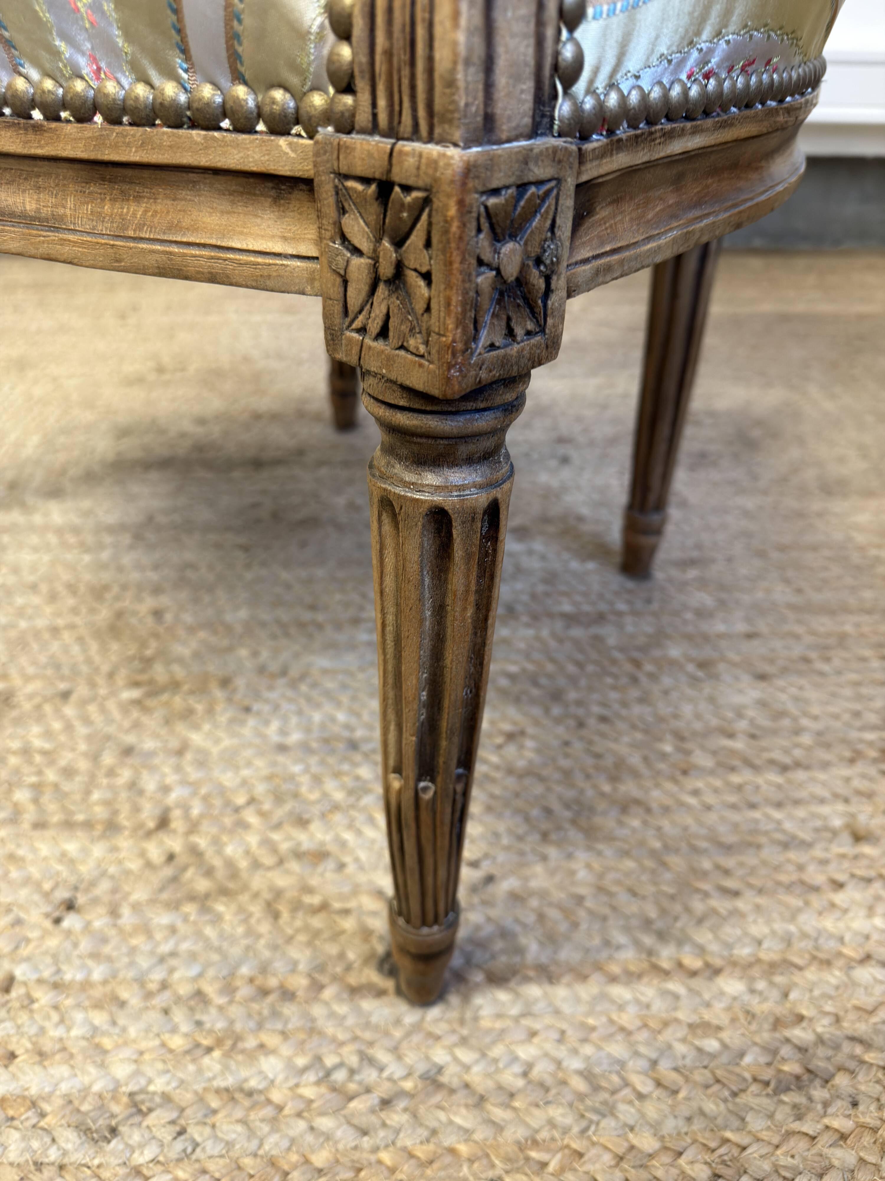 Fauteuil cabriolet médaillon de style Louis XVI