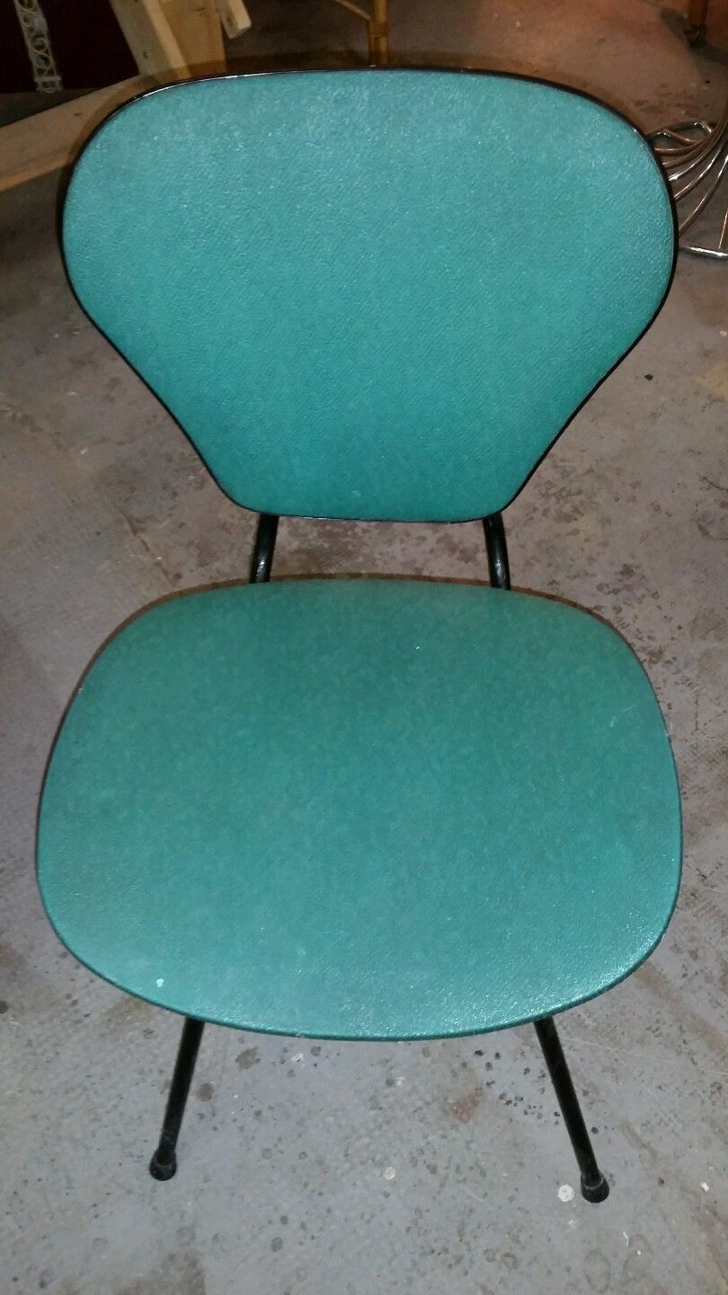 Chair in curved wood covered with vinyl, metal tube.