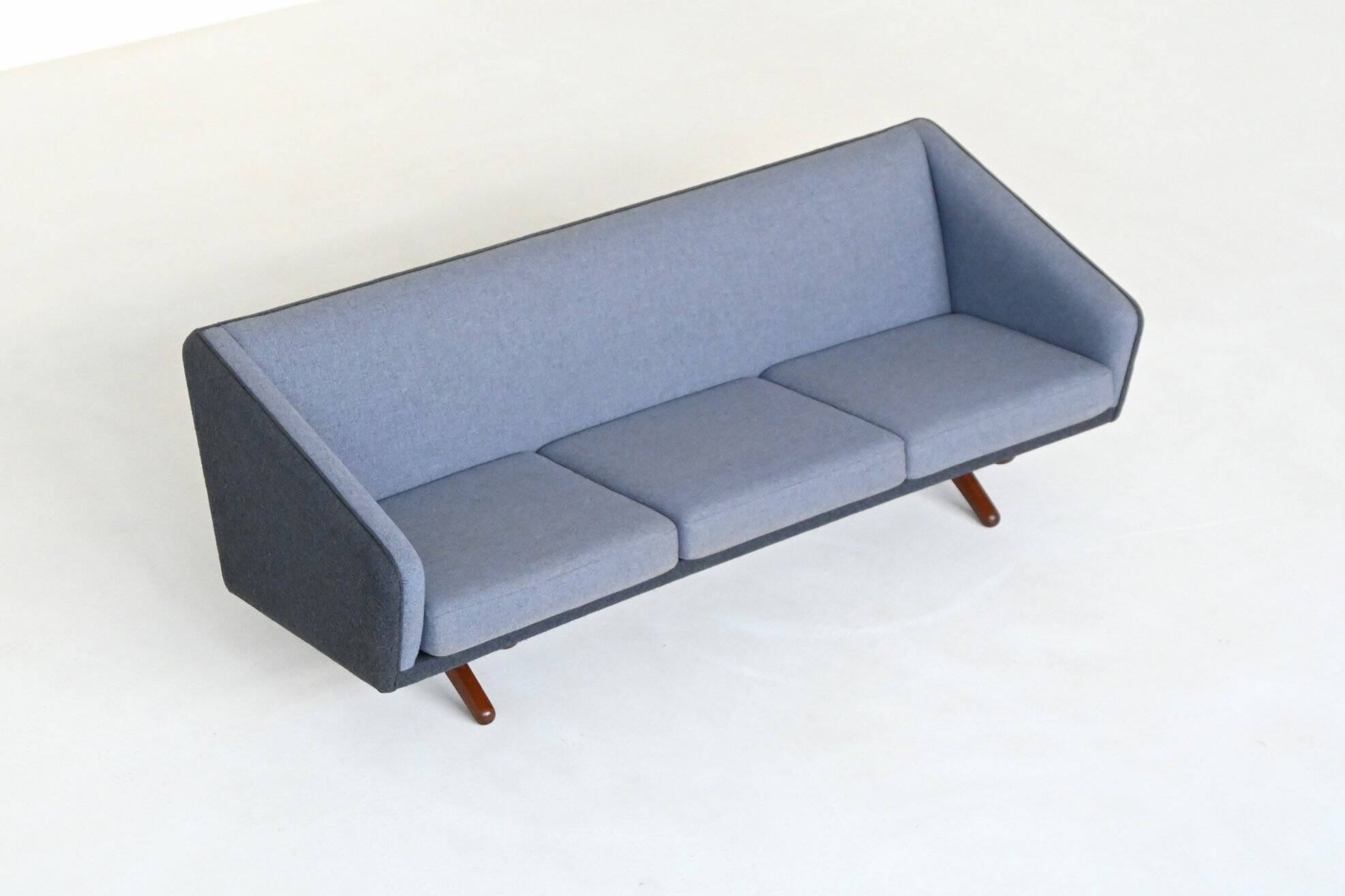 Canapé trois places Illum Wikkelso modèle ML-90 Laursen Danemark 1960