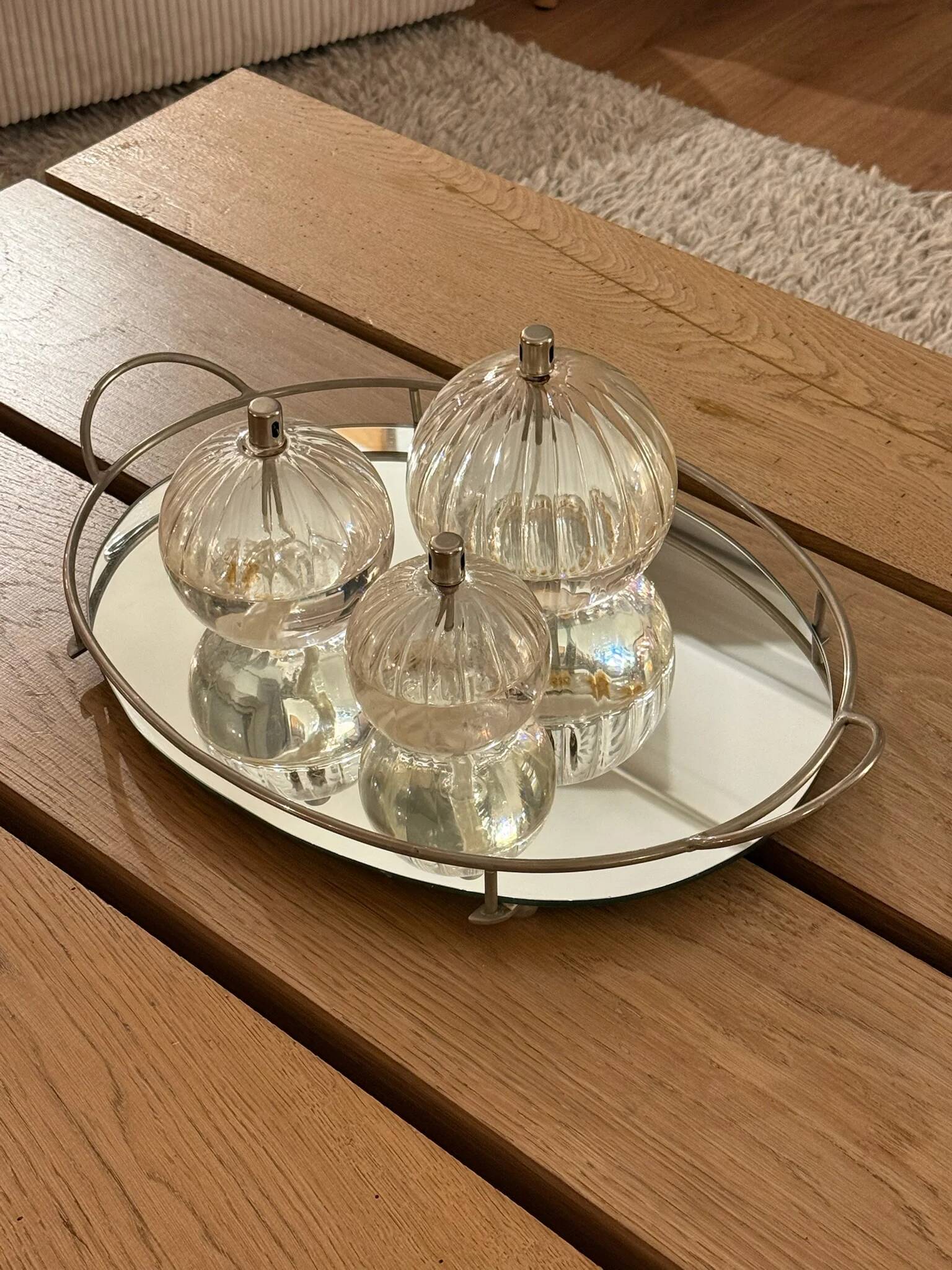 Oval chrome and mirror plateau, mid-century reflective piece.