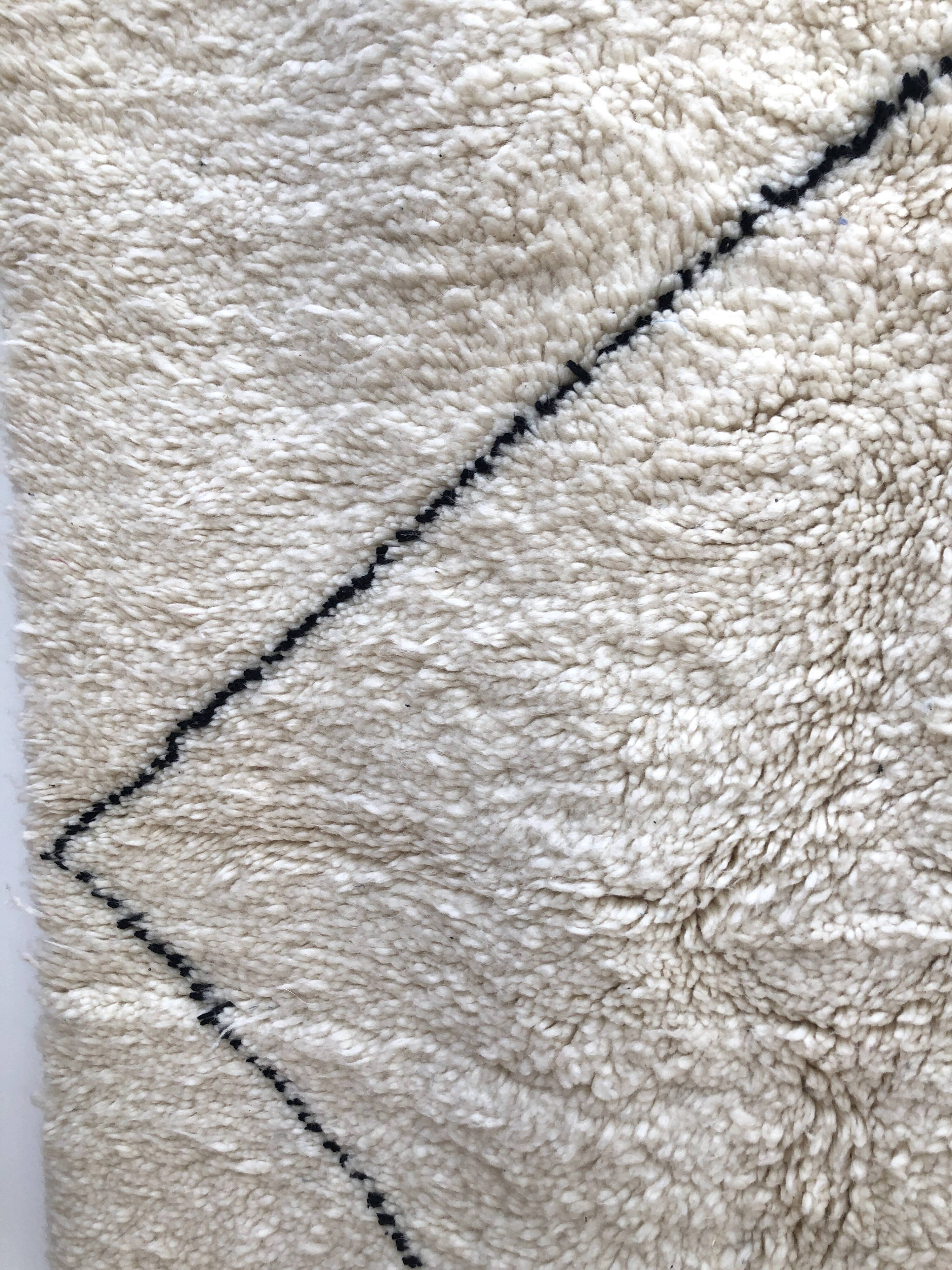 Tapis berbère beni ouarain à losanges noirs 273x165cm
