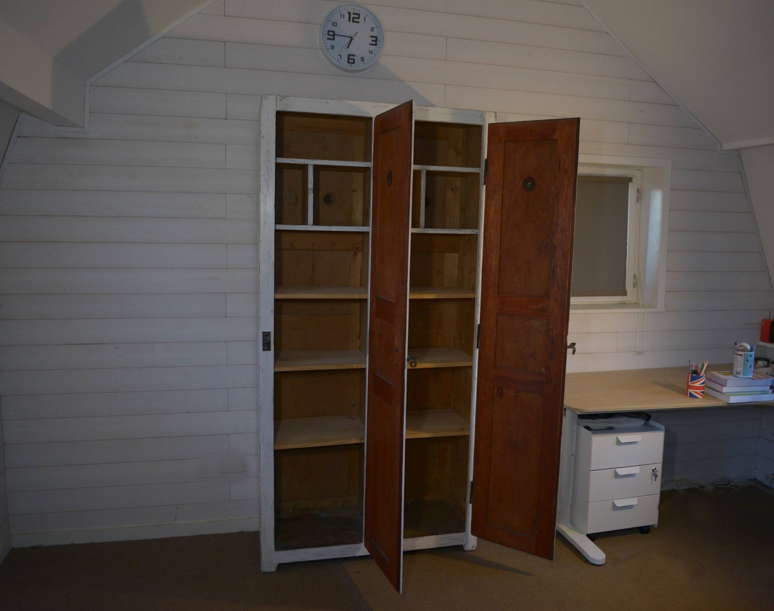 Armoire blanche en bois