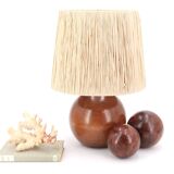 Lampe boule italienne en bois, abat jour en raphia, années 70