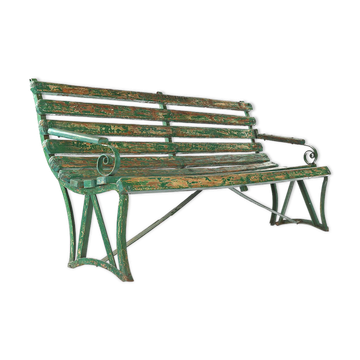 Banc en bois à la patine verte