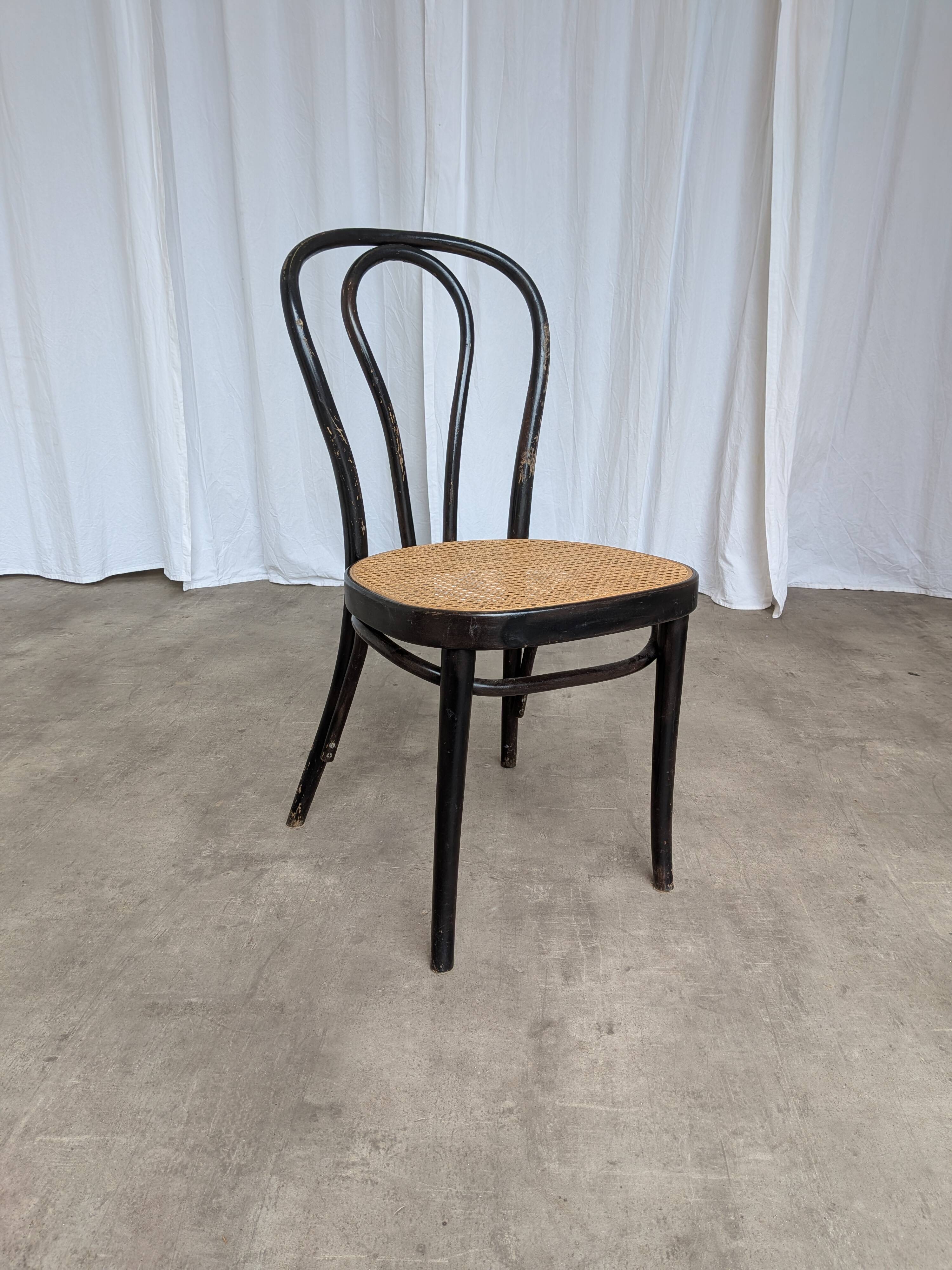 Chaise de salle à manger vintage style Thonet en bois noir et assise en cannage 1970