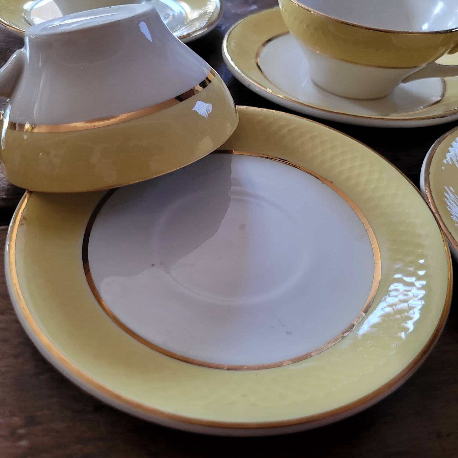 Yellow cups and saucers – 1950s–60s
Yellow cups and saucers –