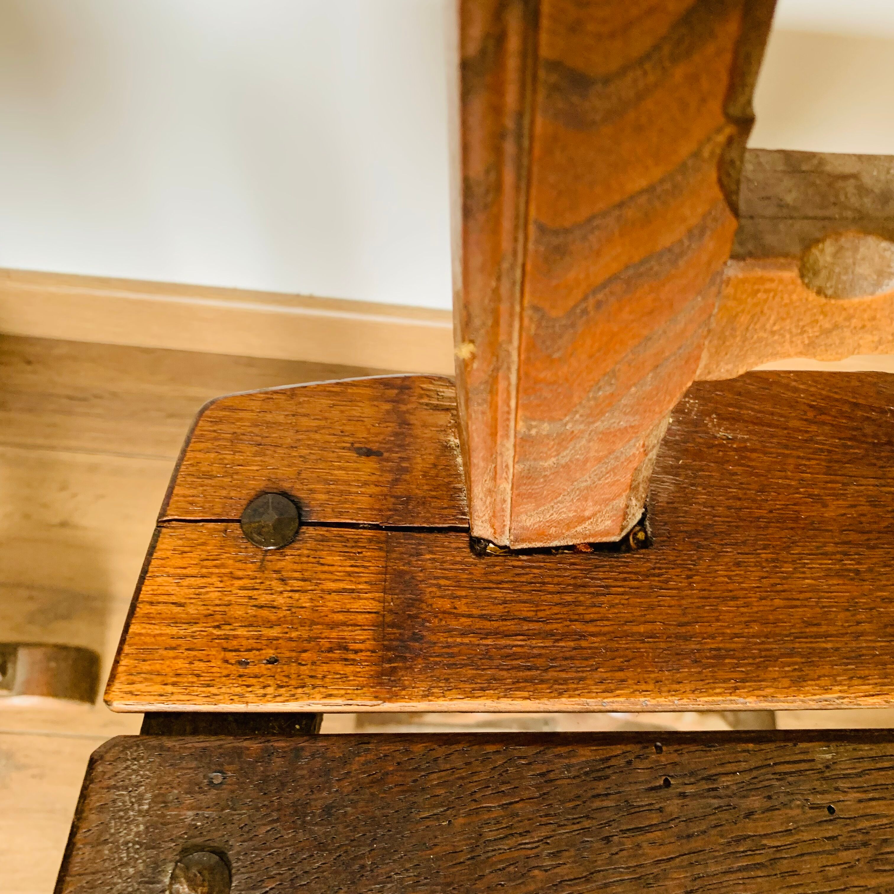 Ensemble de 5 chaises en bois, travail artisanal