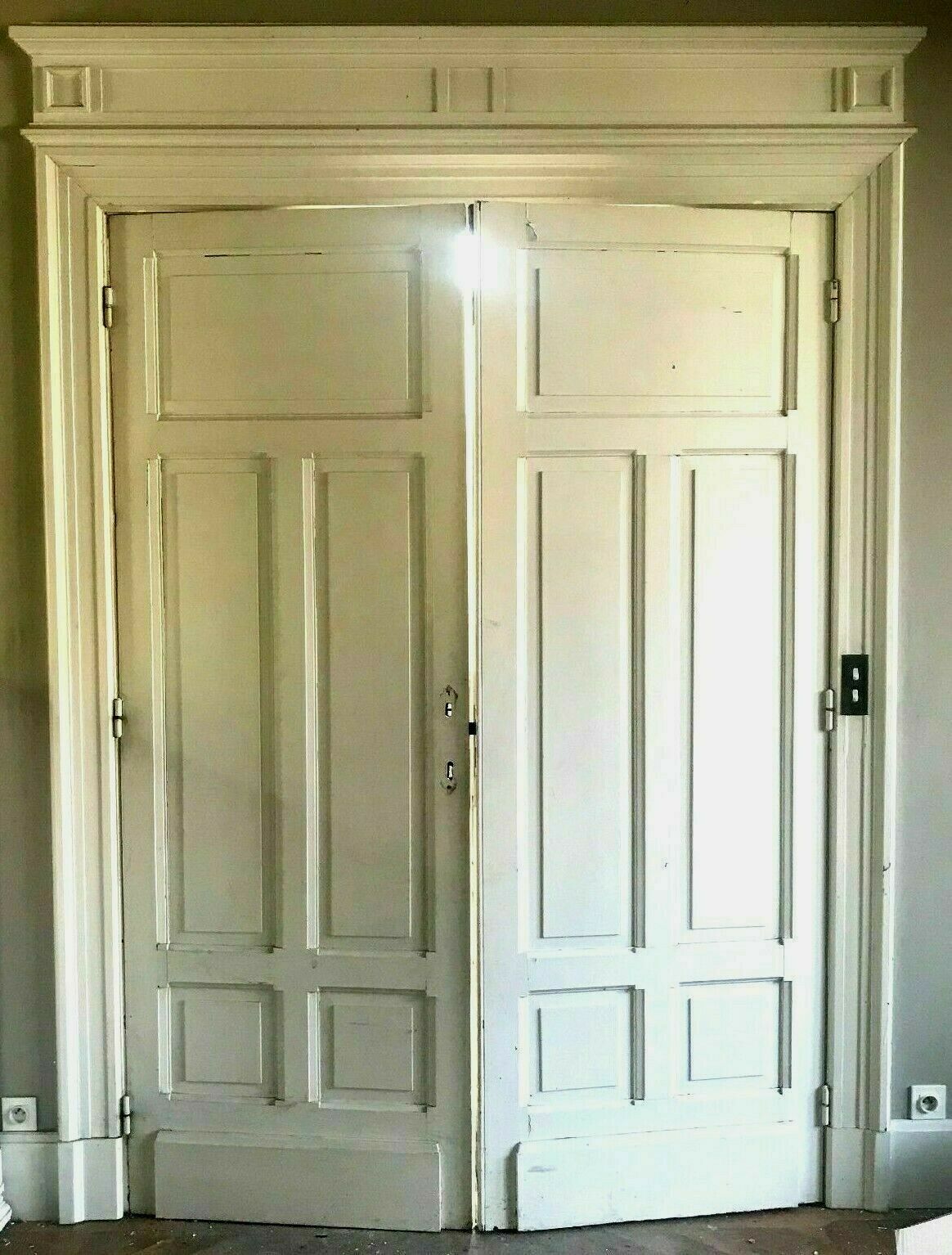 Double pathway doors in patinated fir Built on 20th century pediment
