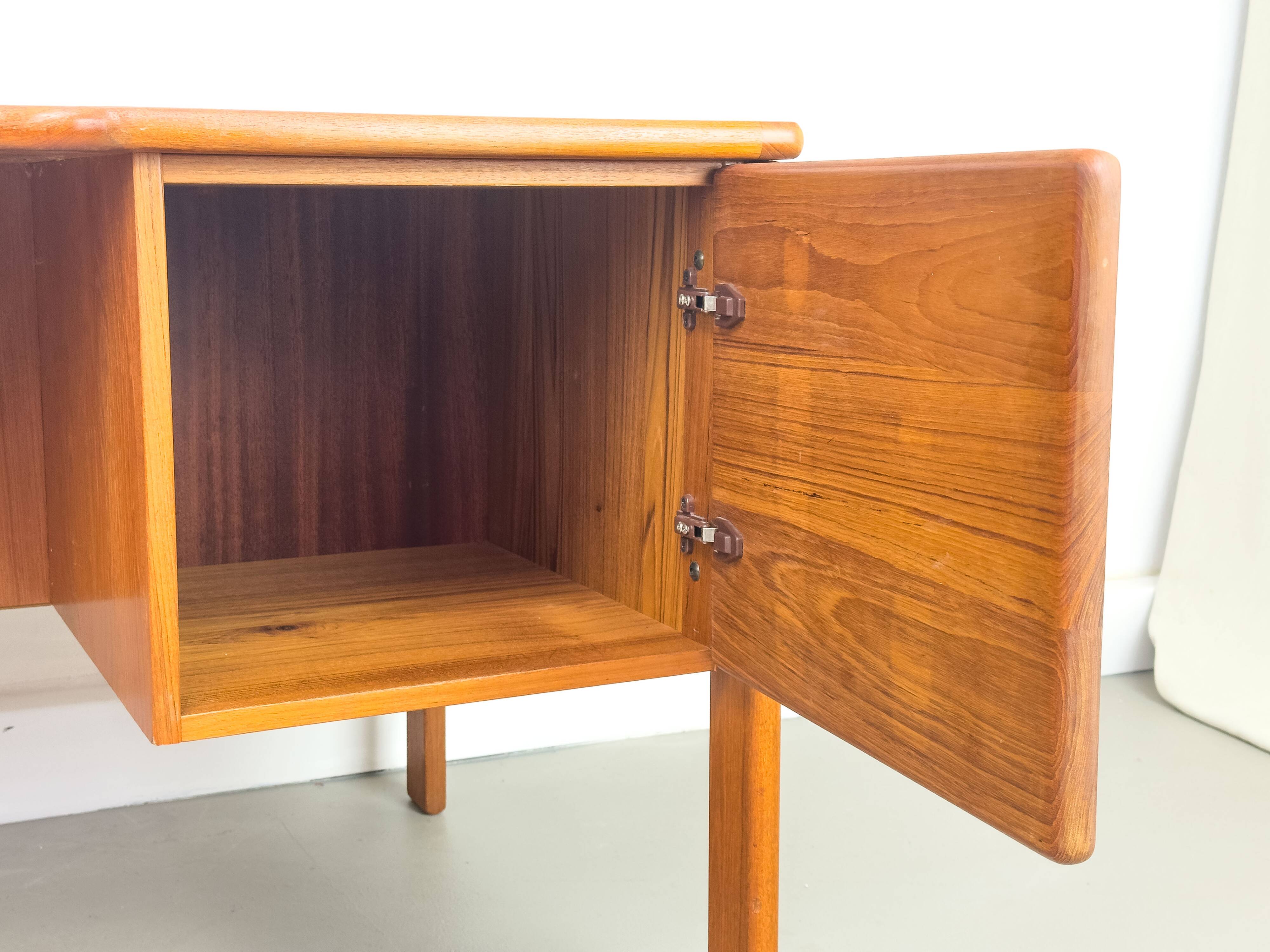 Bureau autoportant en teck avec porte et tiroirs, années 1970