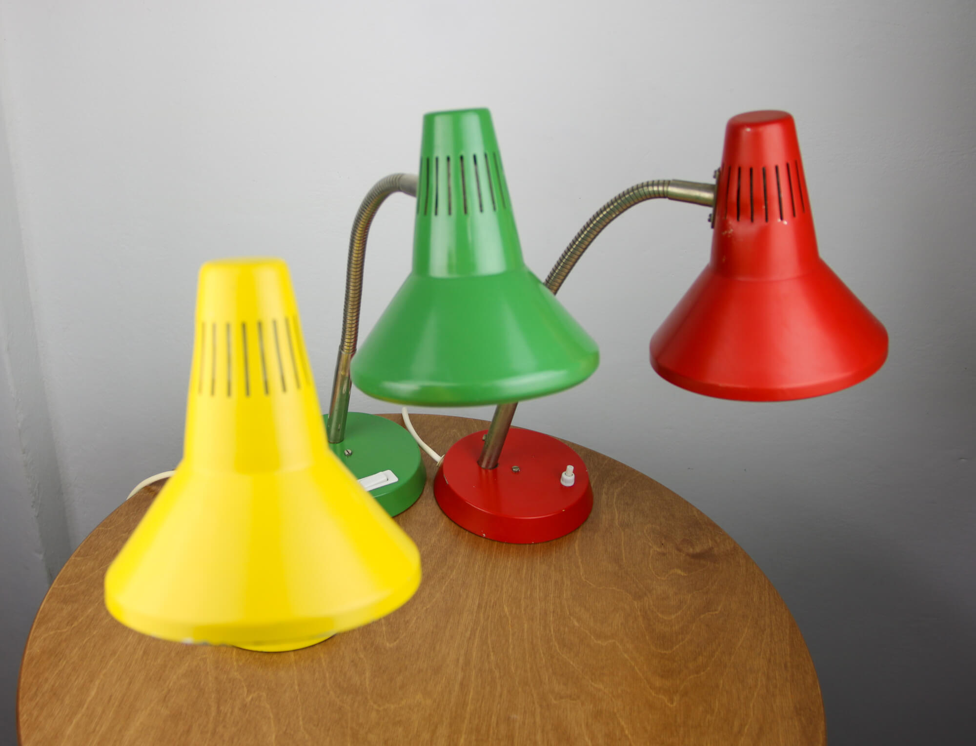 Adjustable desk lamps in painted green, red and yellow metal and chrome-plated spiral arm from tep,