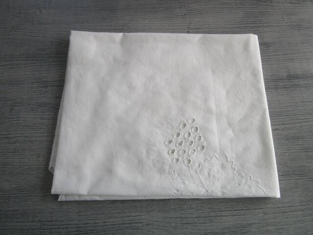 Nappe ancienne brodée 140x112cm
