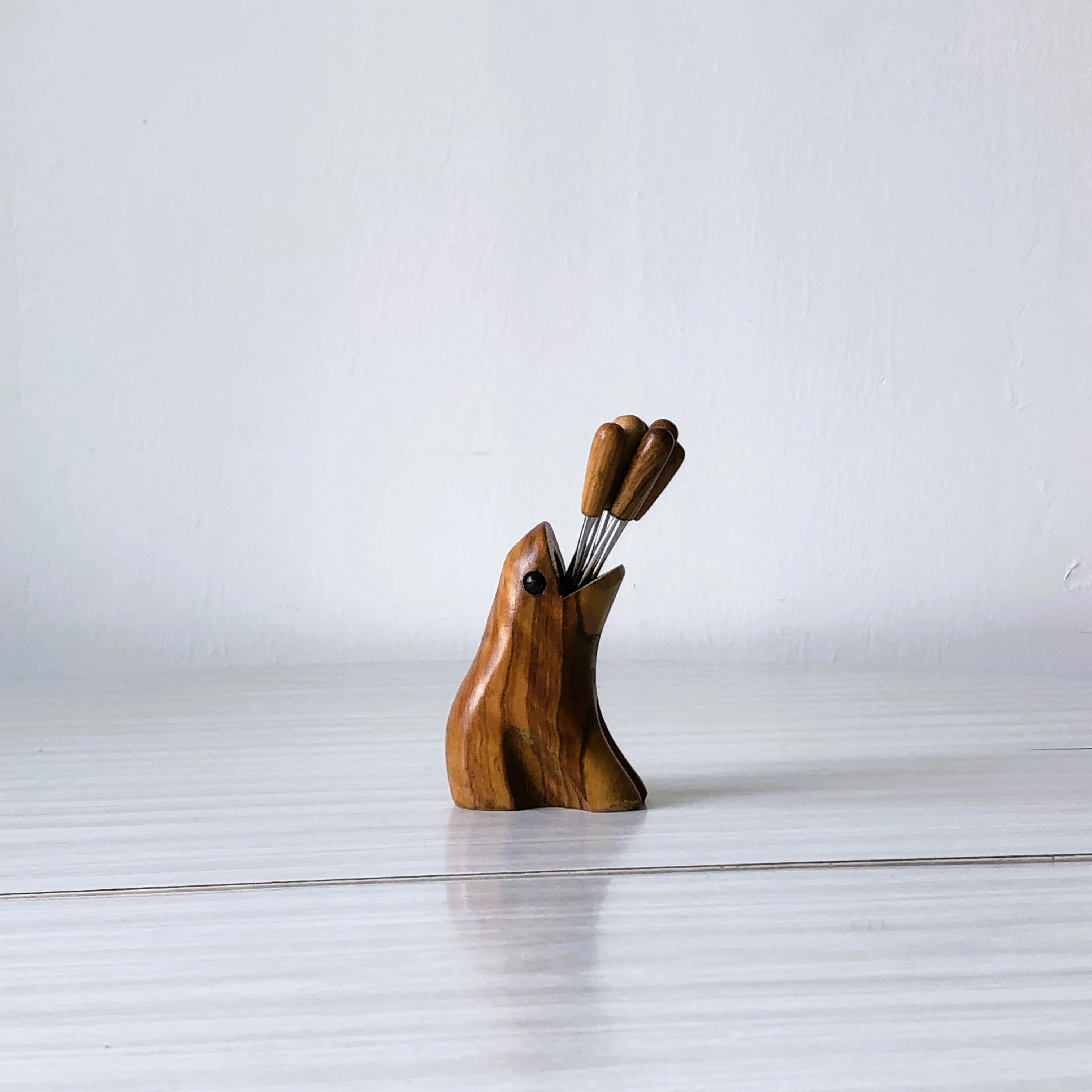 Support snail pikes / olive wood appetizer in the shape of a frog