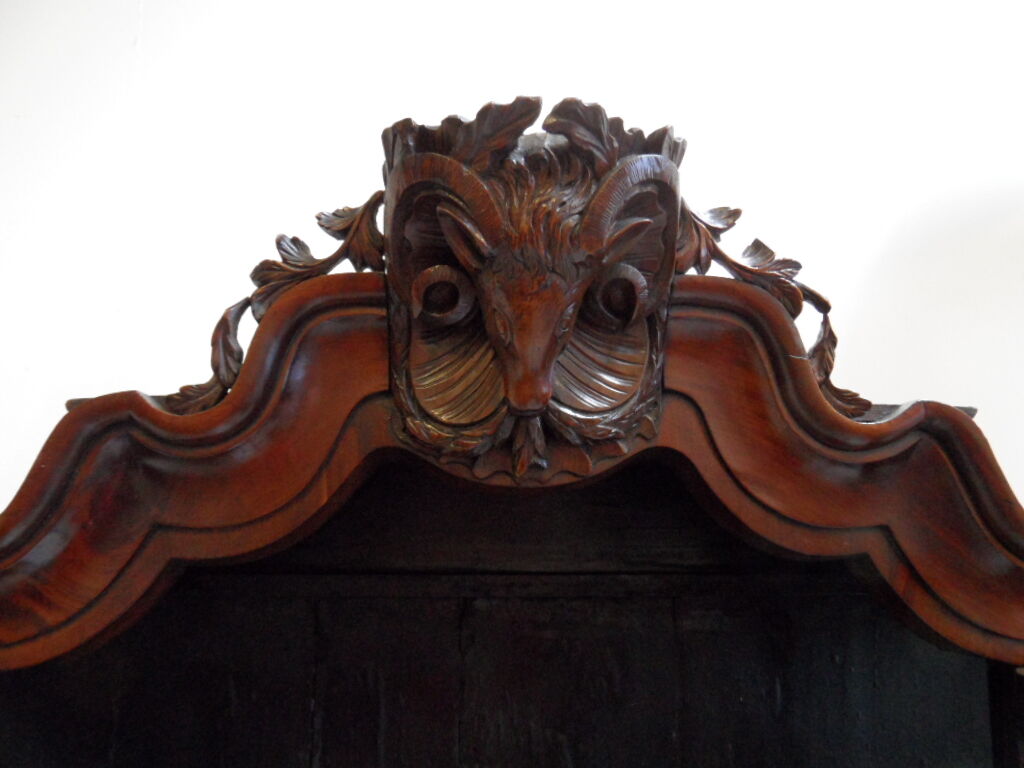 Cabinet en porcelaine d’acajou antique