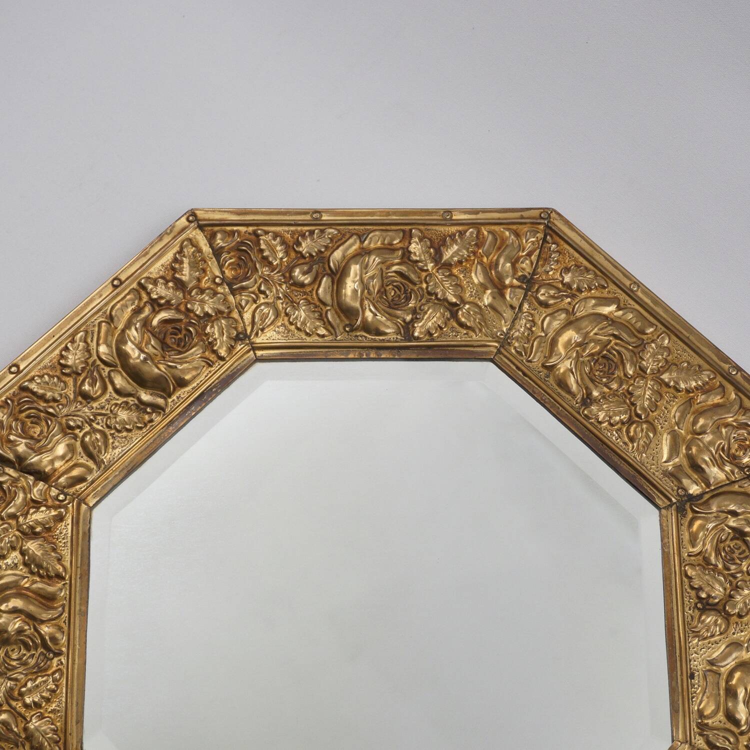 Miroir octogonal antique Arts & Crafts en laiton gaufré à fleurs des années 1920