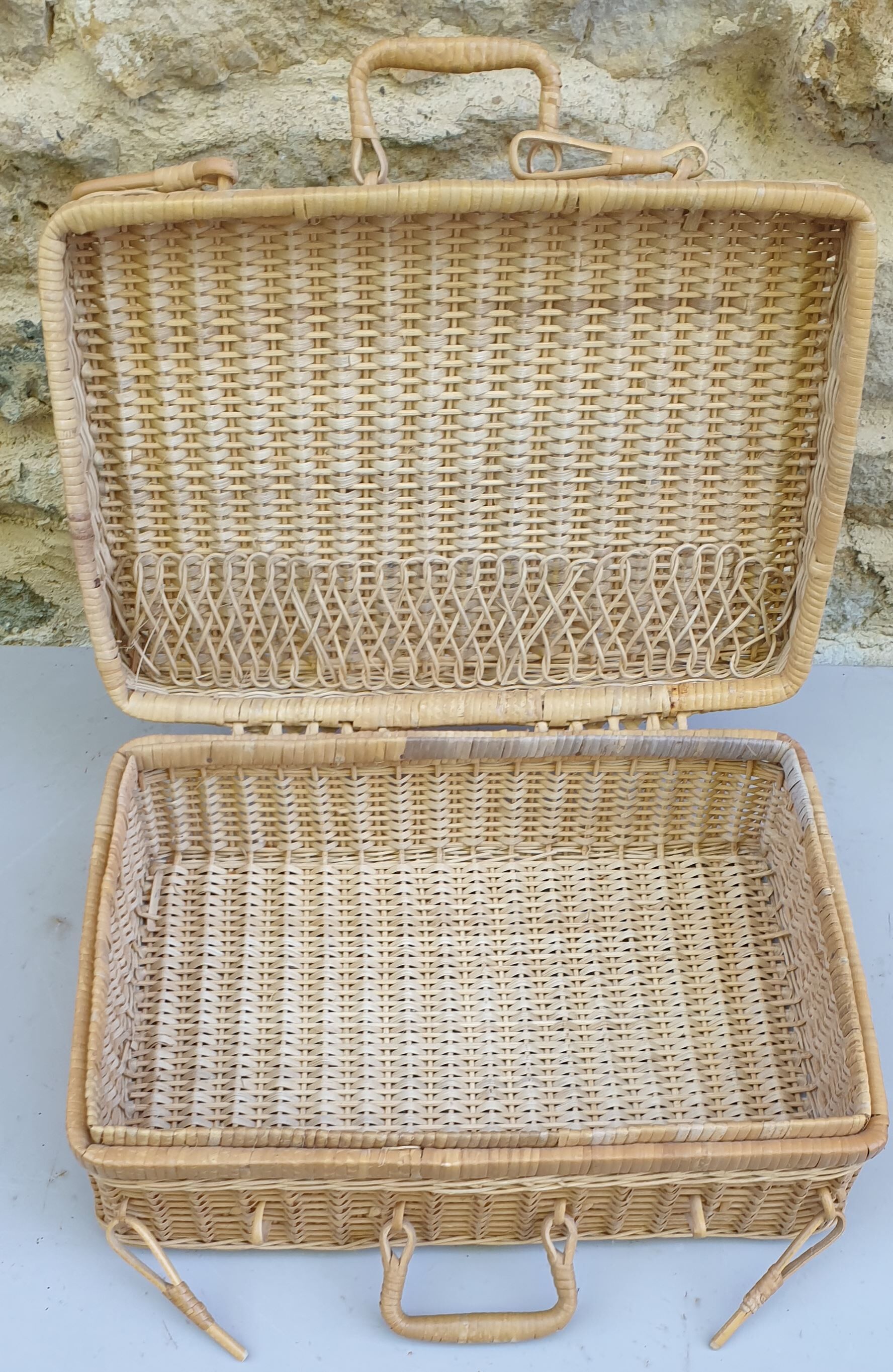 Valise tressée vintage