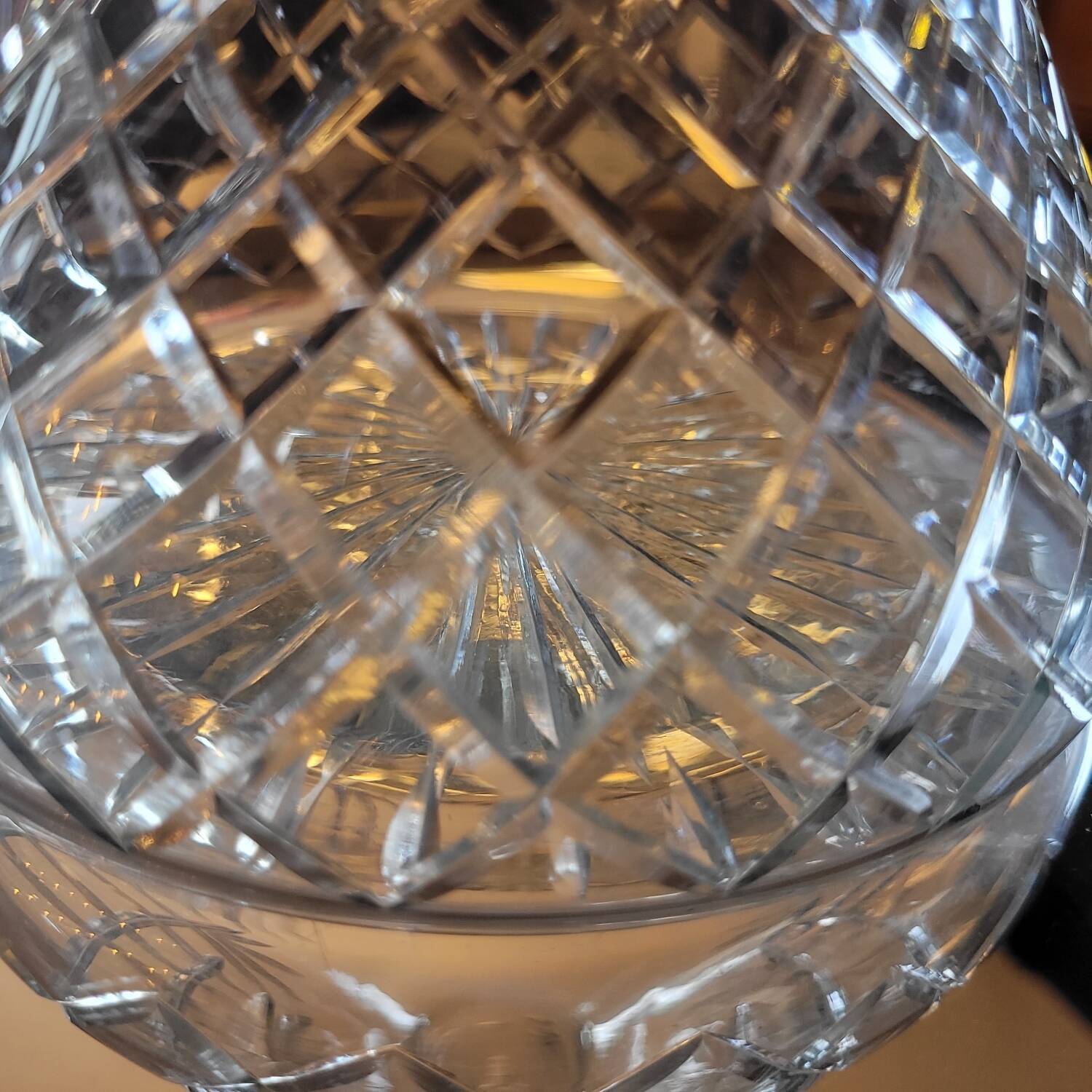 Carafe verre taillé, décor losangé & bouchon diamantaire 60's