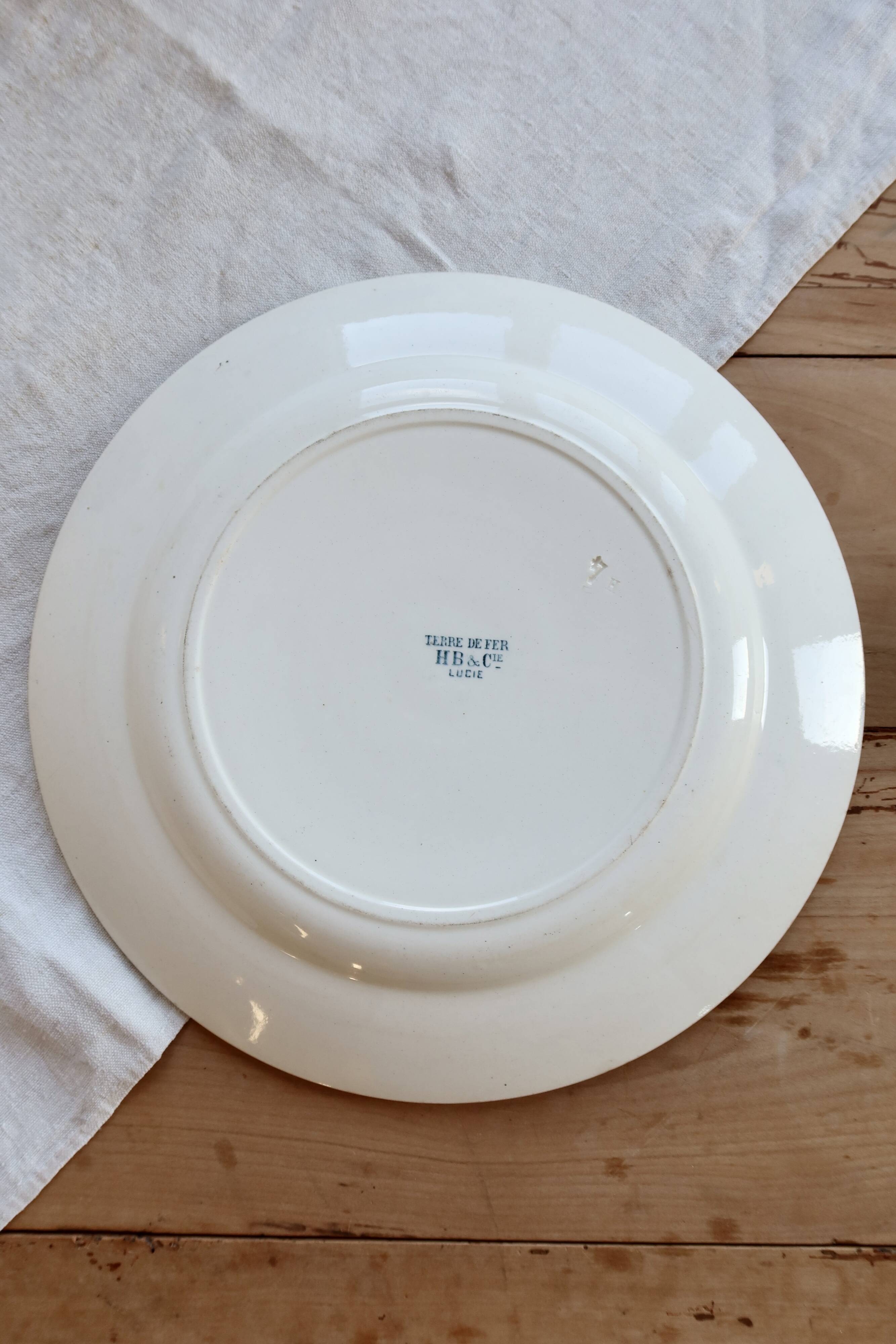 Round serving dish, old ironstone from Choisy le Roi, HB&Cie model Lucie.