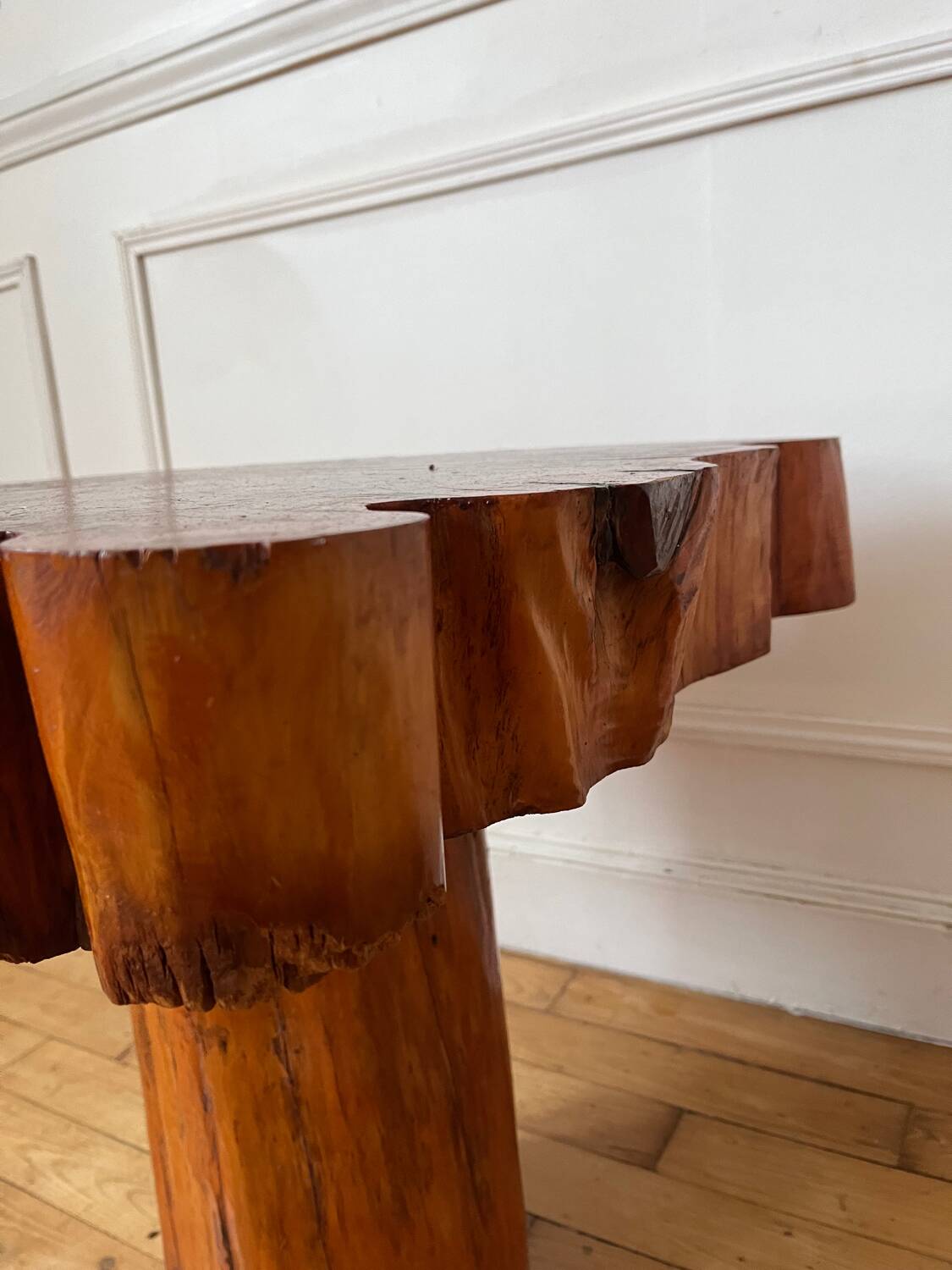 Table basse brutaliste en bois massif