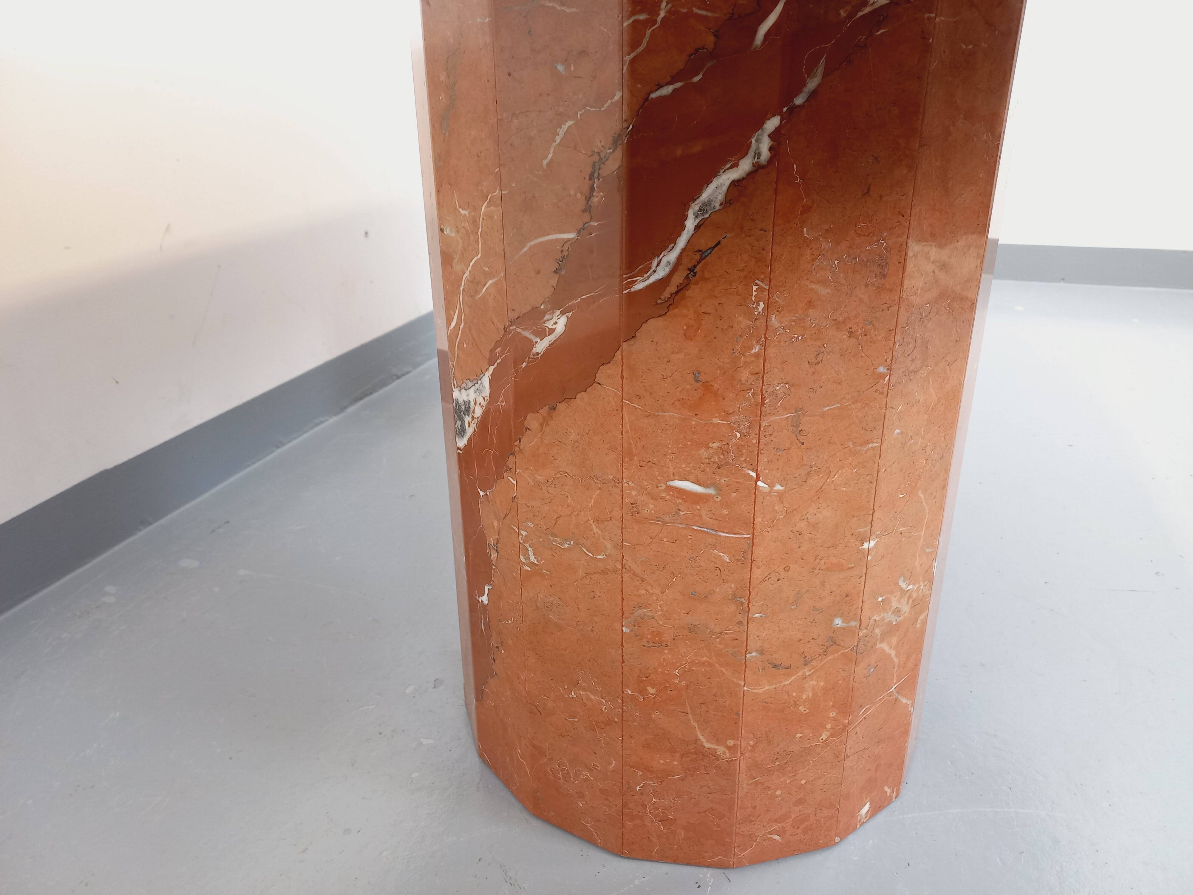 Vintage oval dining table in pink marble from the 70s 80s.