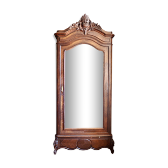 Mirror cabinet with pediment