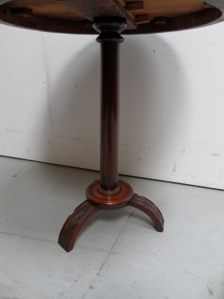 Table ronde de table à vin en acajou antique