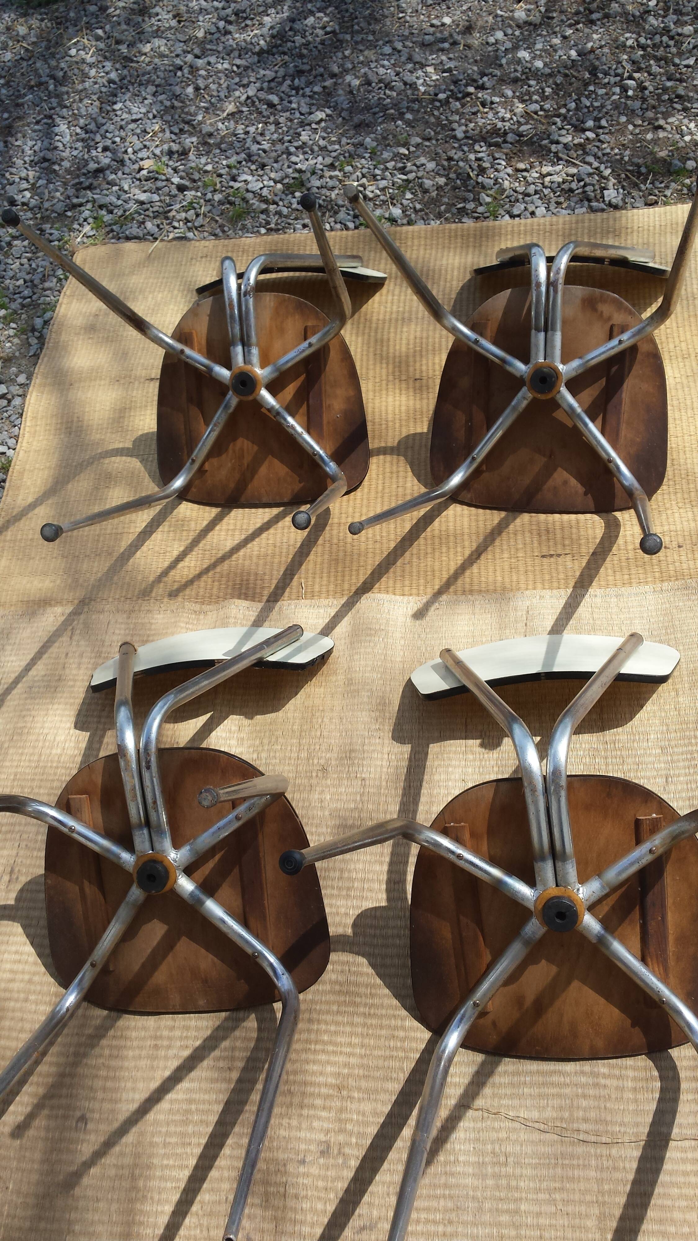 Table et 4 chaises en formica