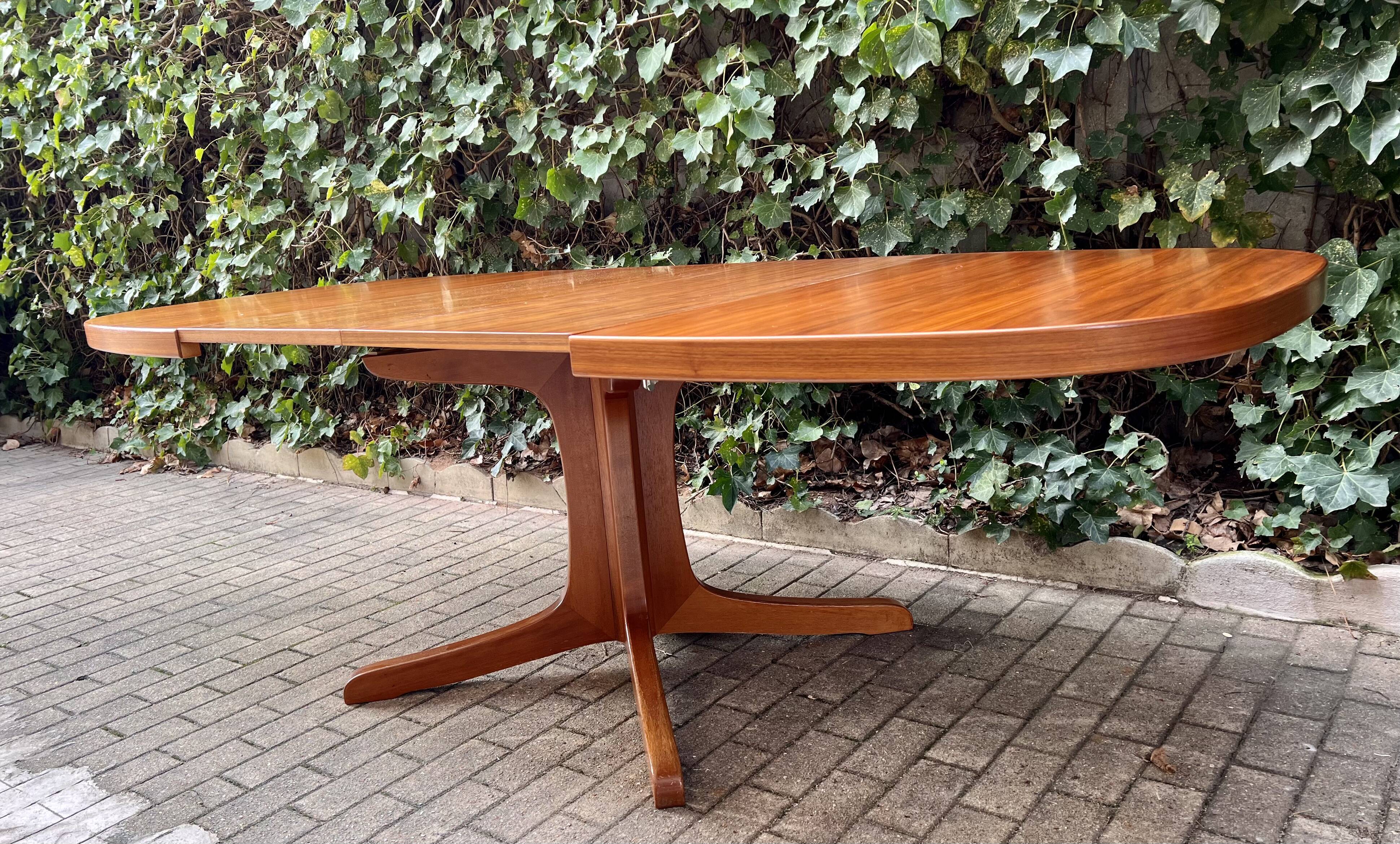 Table en teck extensible à deux rallonges