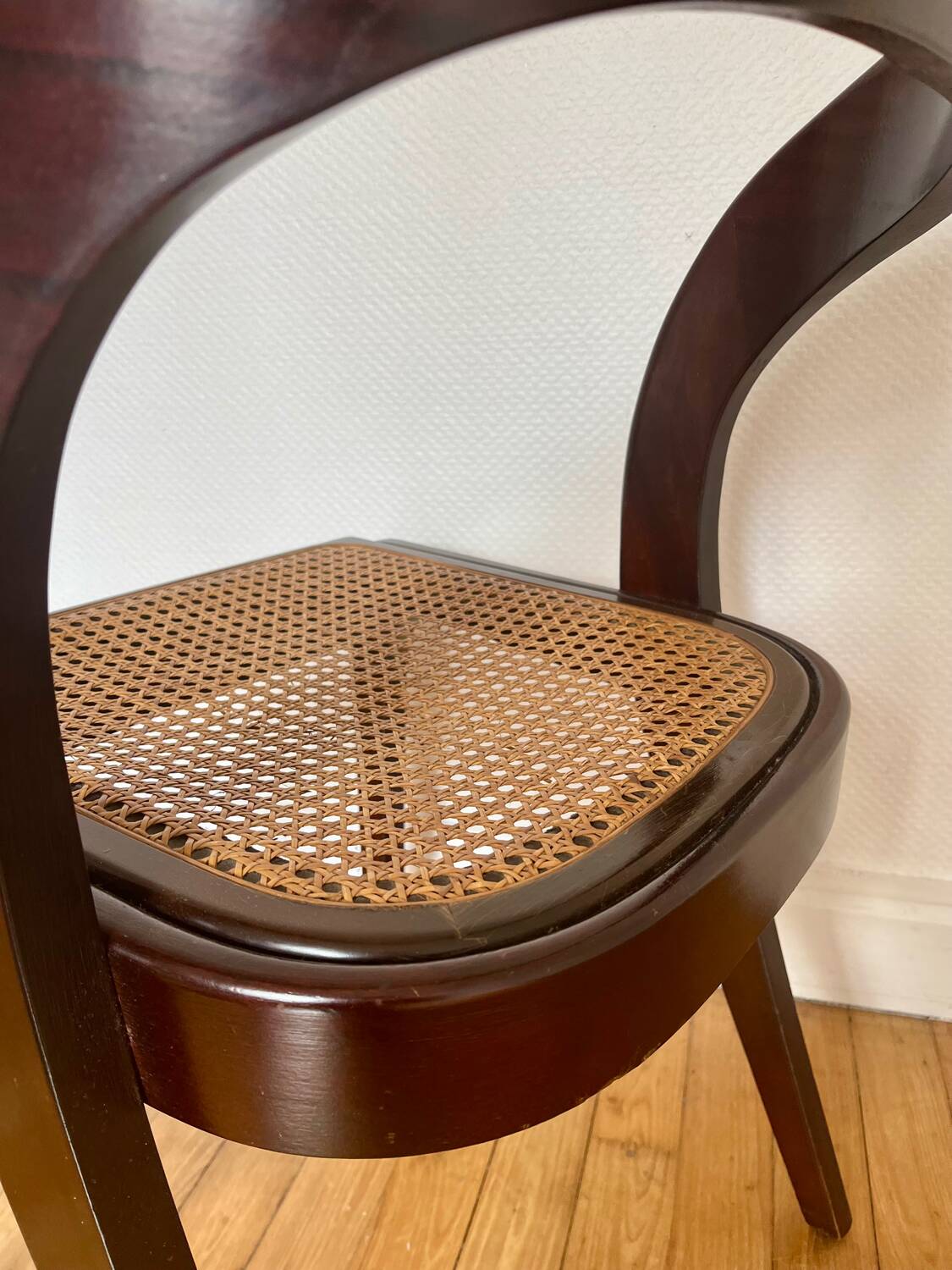 Chaise gondole cannée Baumann