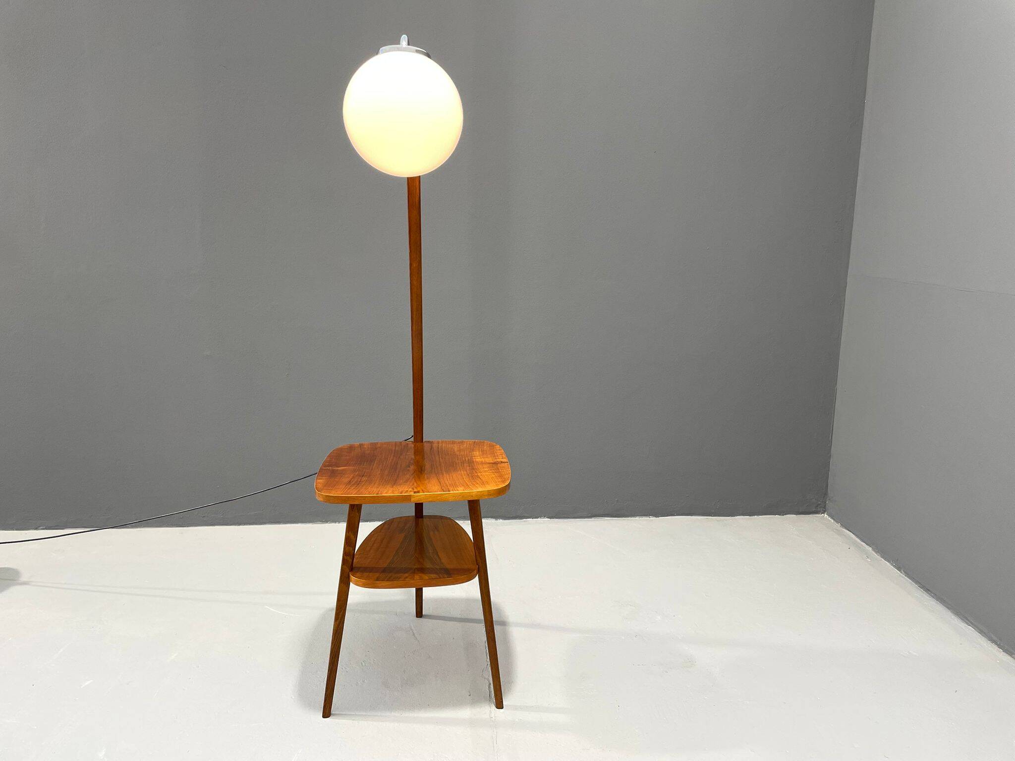 Lampadaire Art Déco avec verre laiteux et table d'appoint, Thonet, années 1950 – Czechos