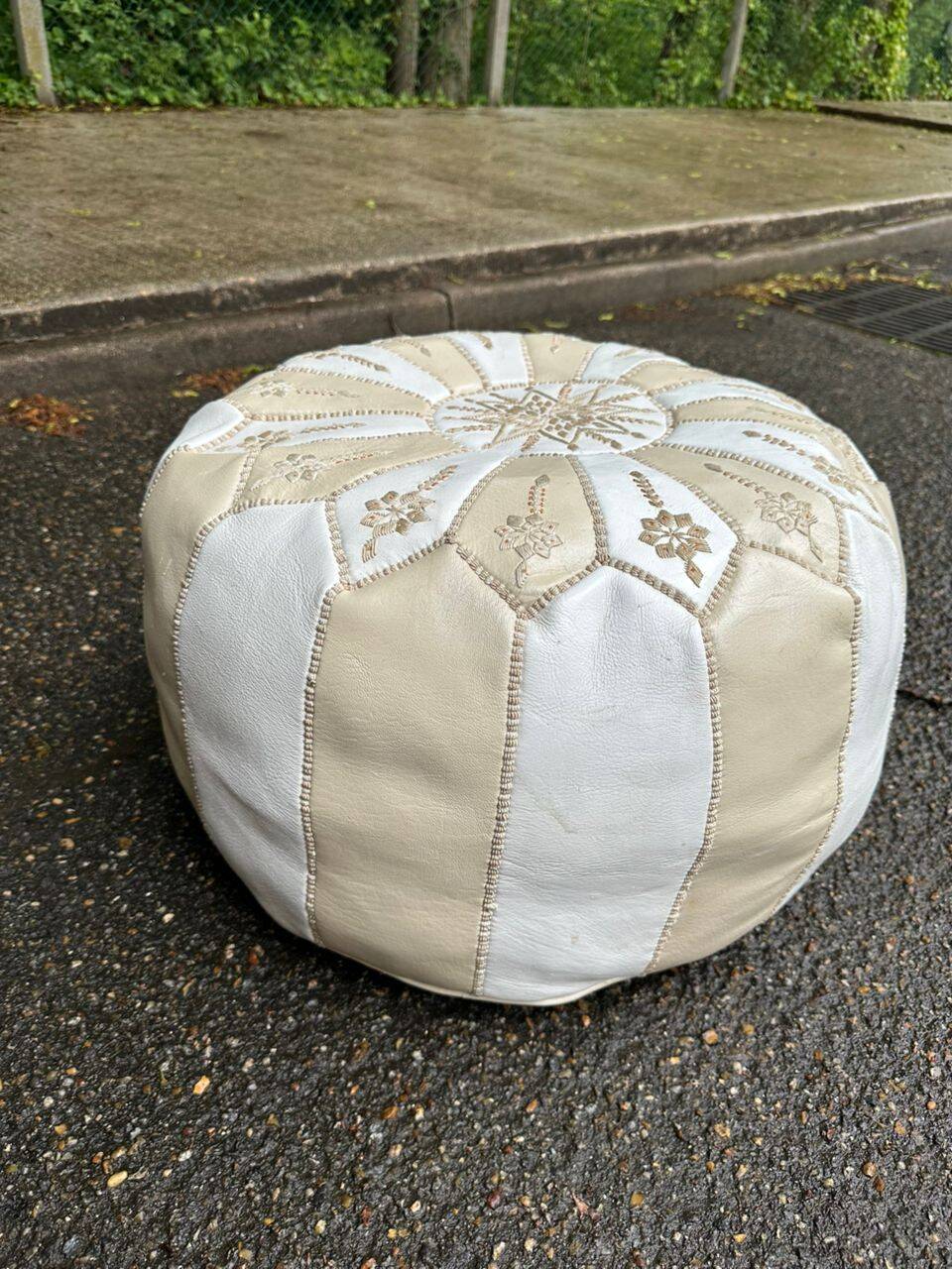 Pouf marocain rond en cuir bicolore beige blanc