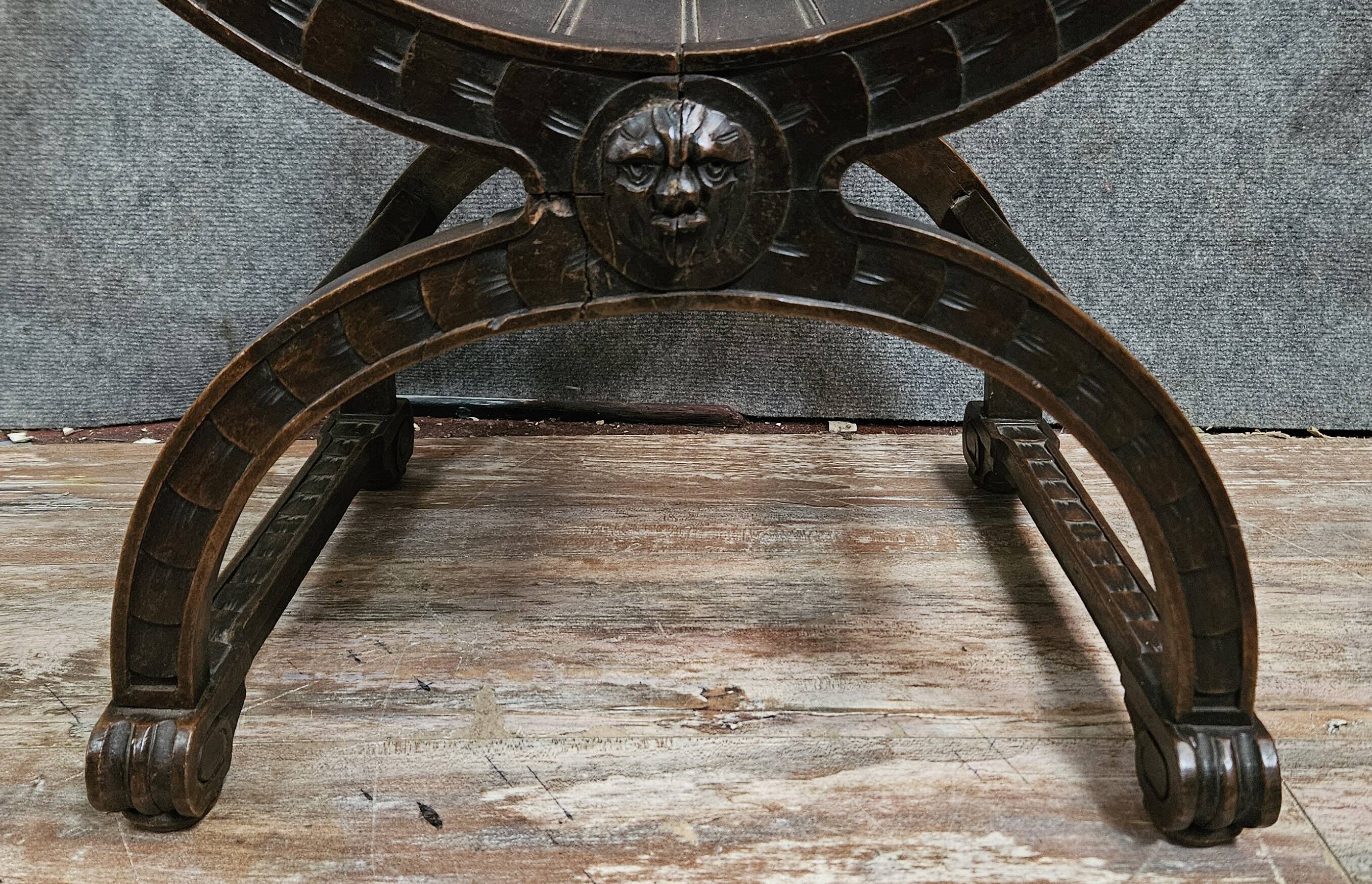 Antique curule chair in carved wood – Renaissance / Savonarole style