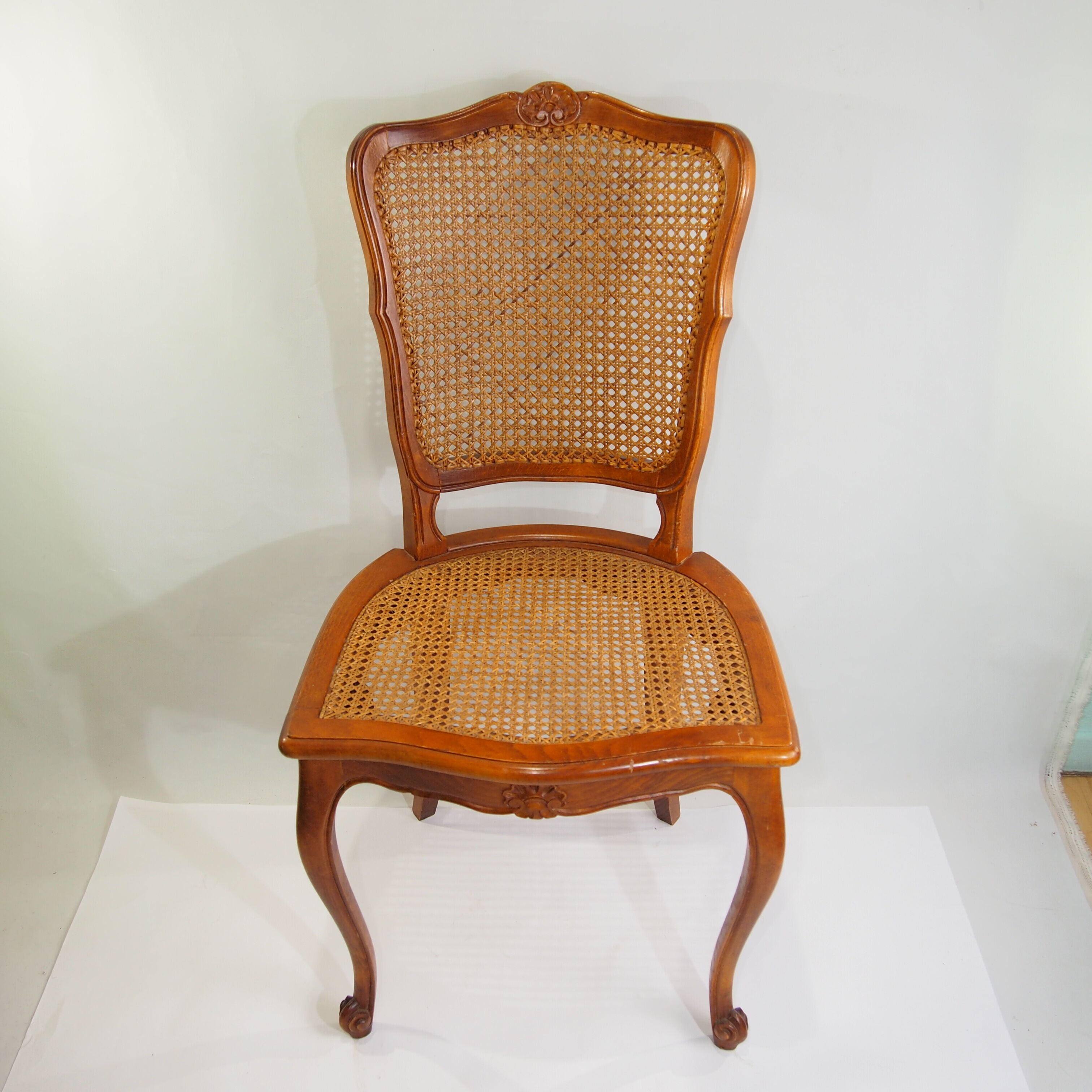 6 old wooden and canning chairs