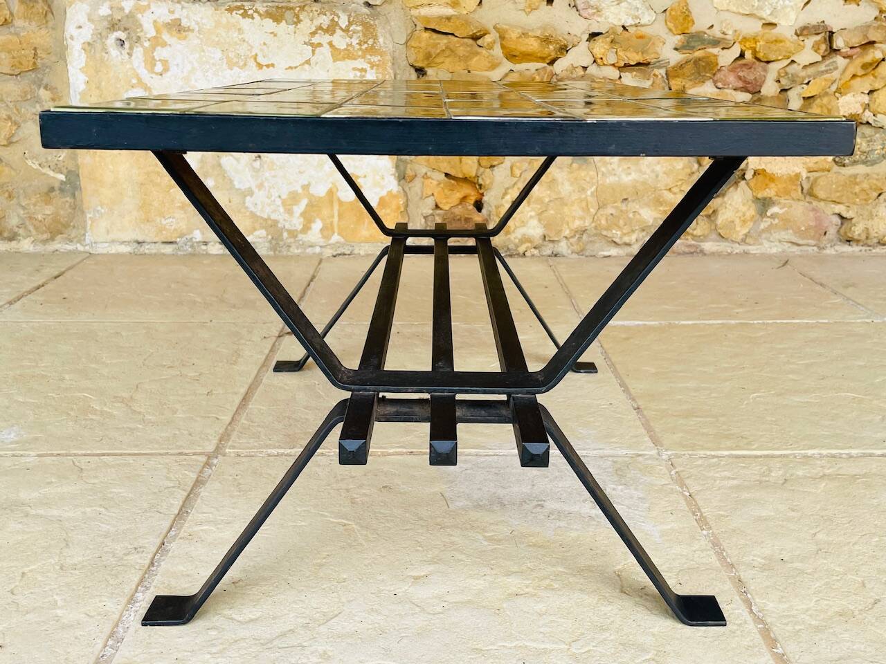 Table basse en céramique avec porte-magazine, circa 1970