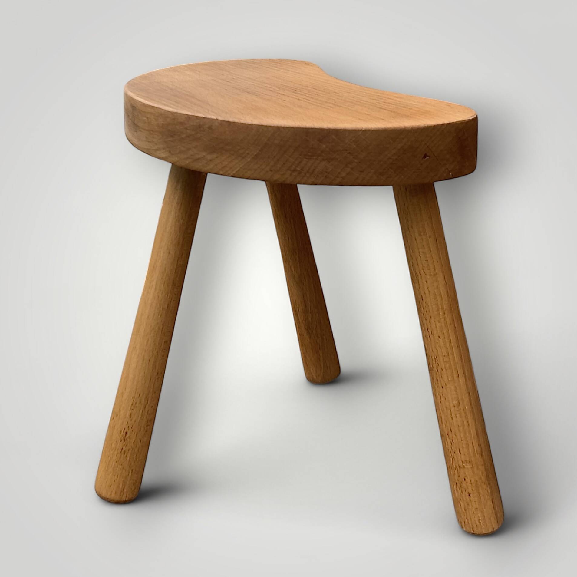 Vintage solid wood tripod stool – 50s bean model