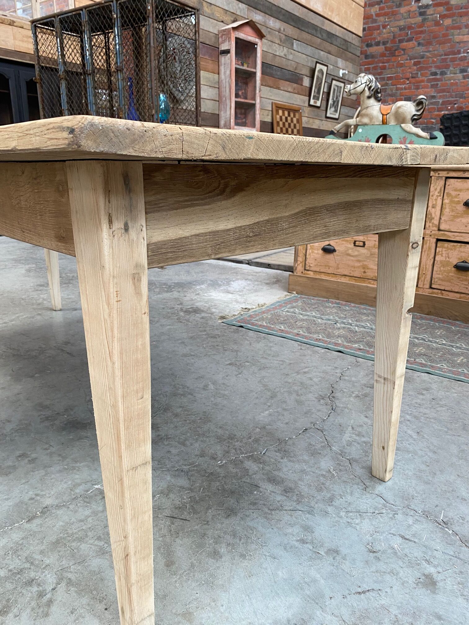 Farmhouse table spindle legs