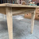 Farmhouse table spindle legs