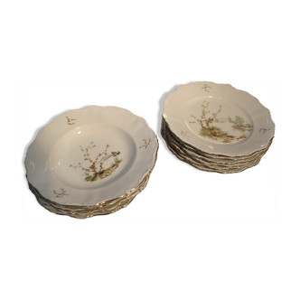 11 assiettes en porcelaine