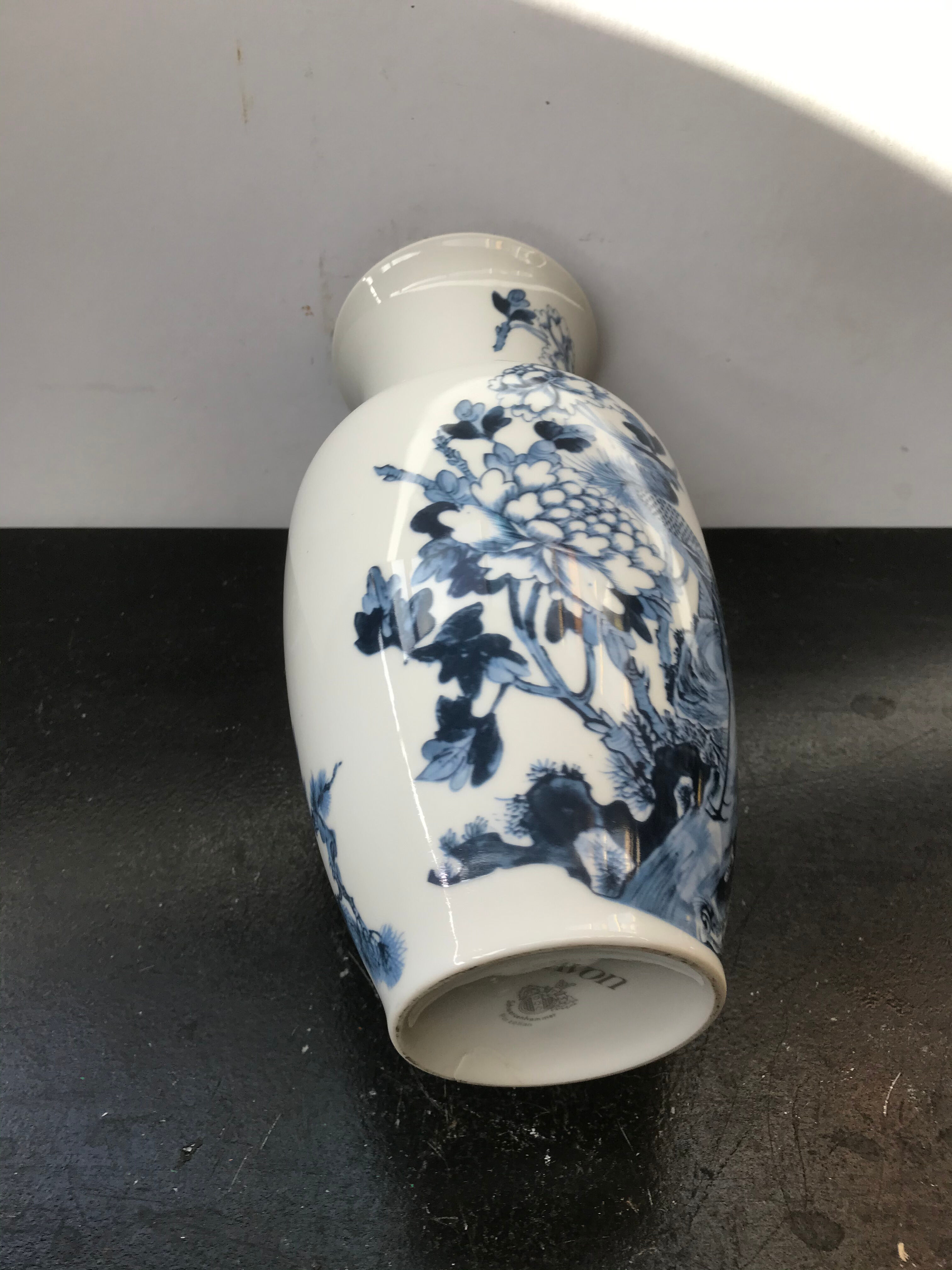 Avon old ceramics white vase flowers