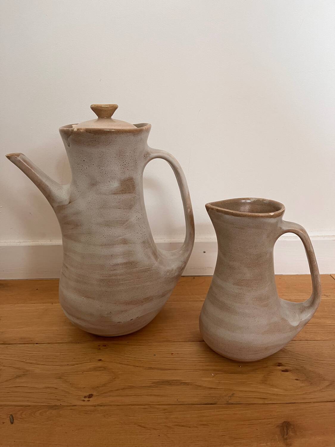 Ceramic teapot and milk jug set