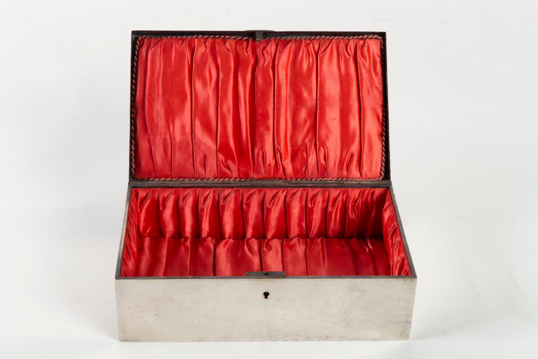 Art nouveau style box in silver metal, interior in satin, 1910