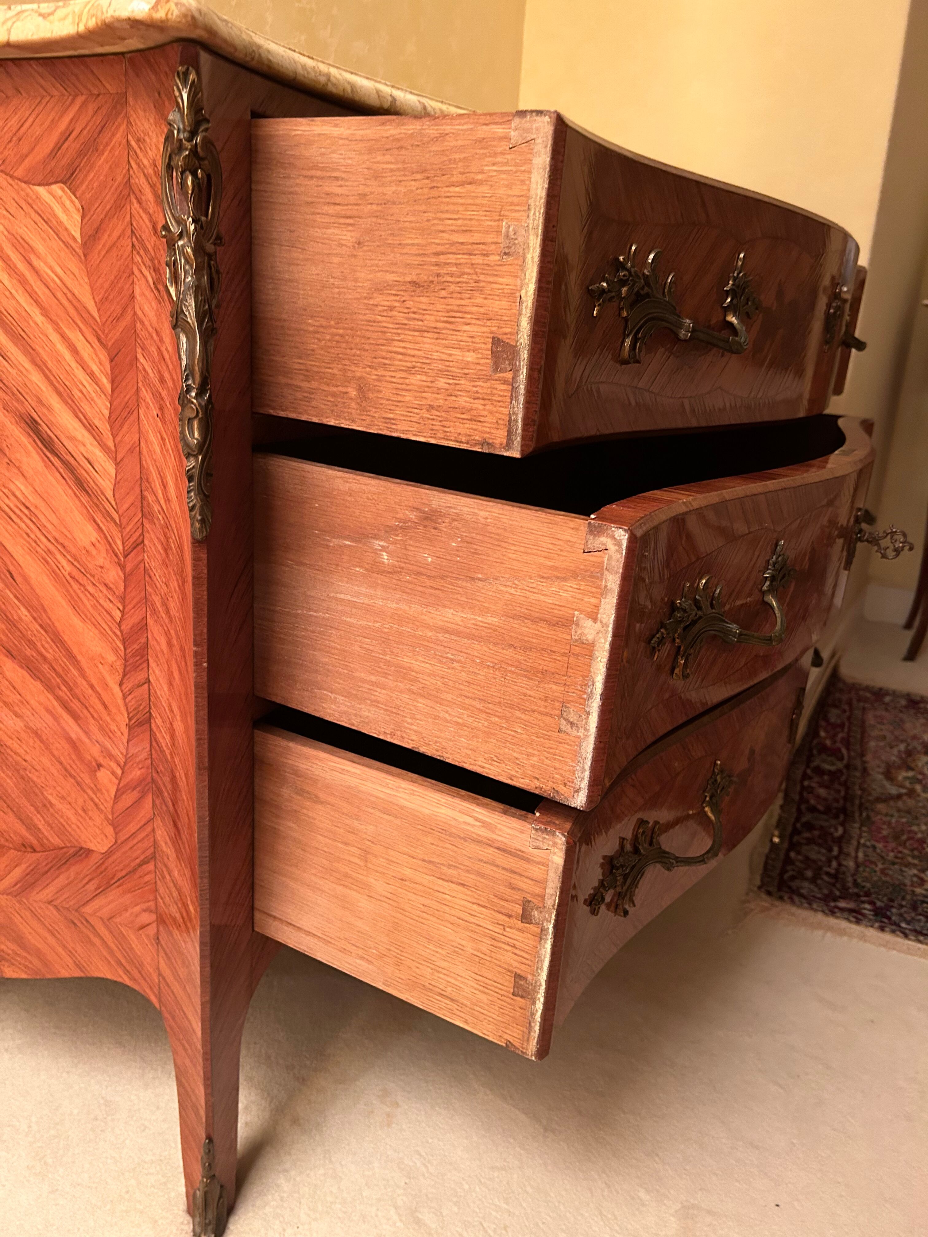 Commode bois de rose style Louis XV