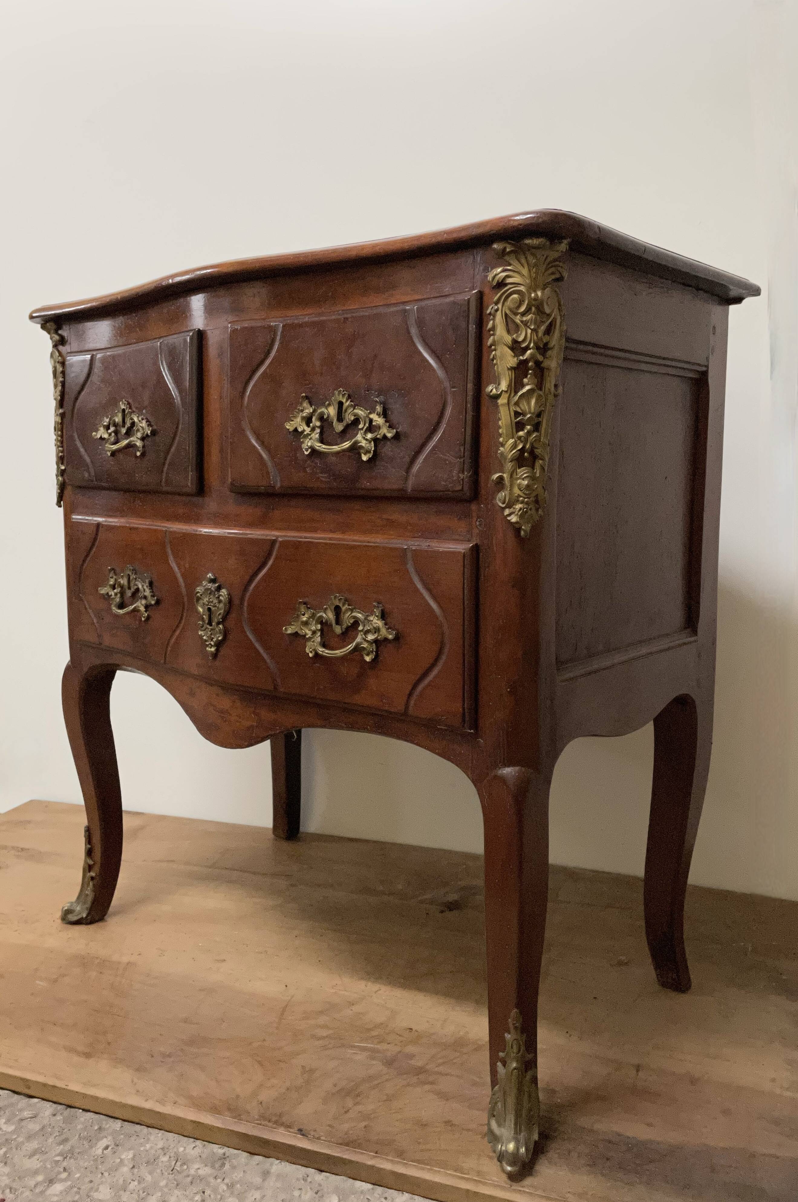 Chest of drawers with curved facade of the nineteenth century